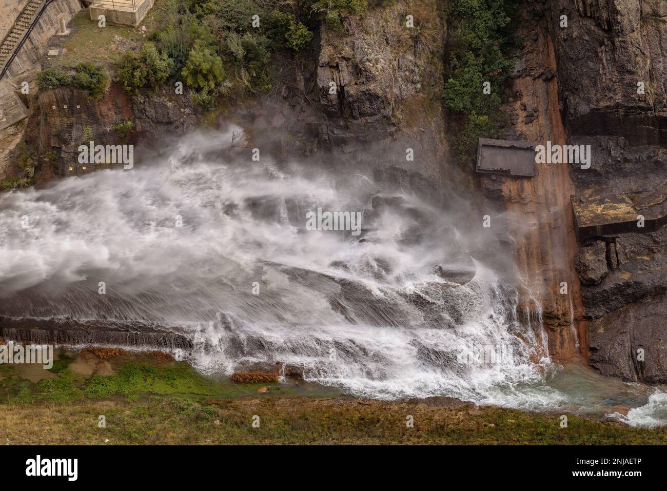 Beccuccio inferiore della diga del bacino idrico di Baells che lascia uscire l'acqua nel fiume Llobregat (Berguedà, Barcellona, Catalogna, Spagna) Foto Stock