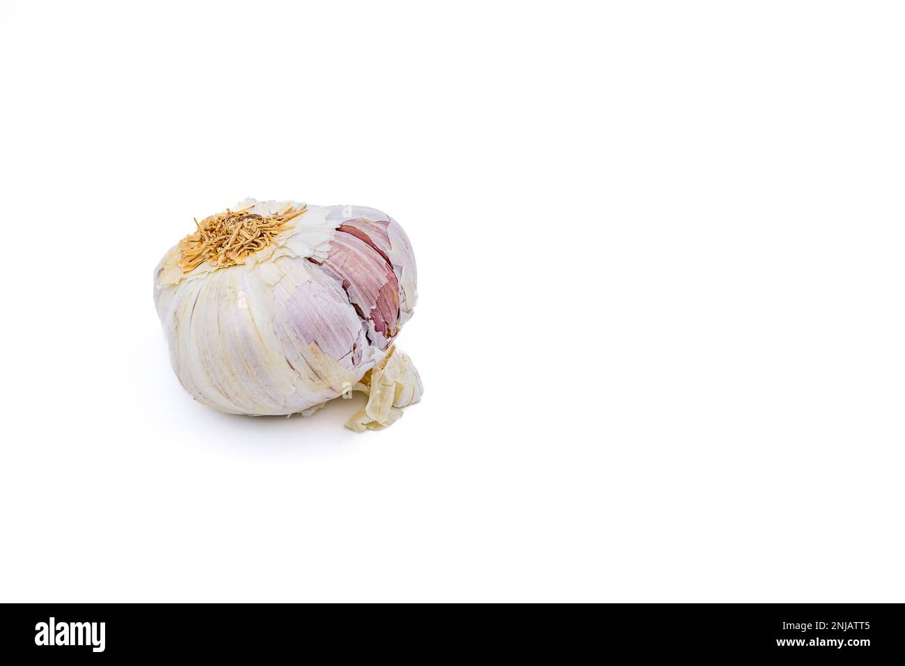 Un bulbo d'aglio biologico tagliato su sfondo bianco in studio Foto Stock