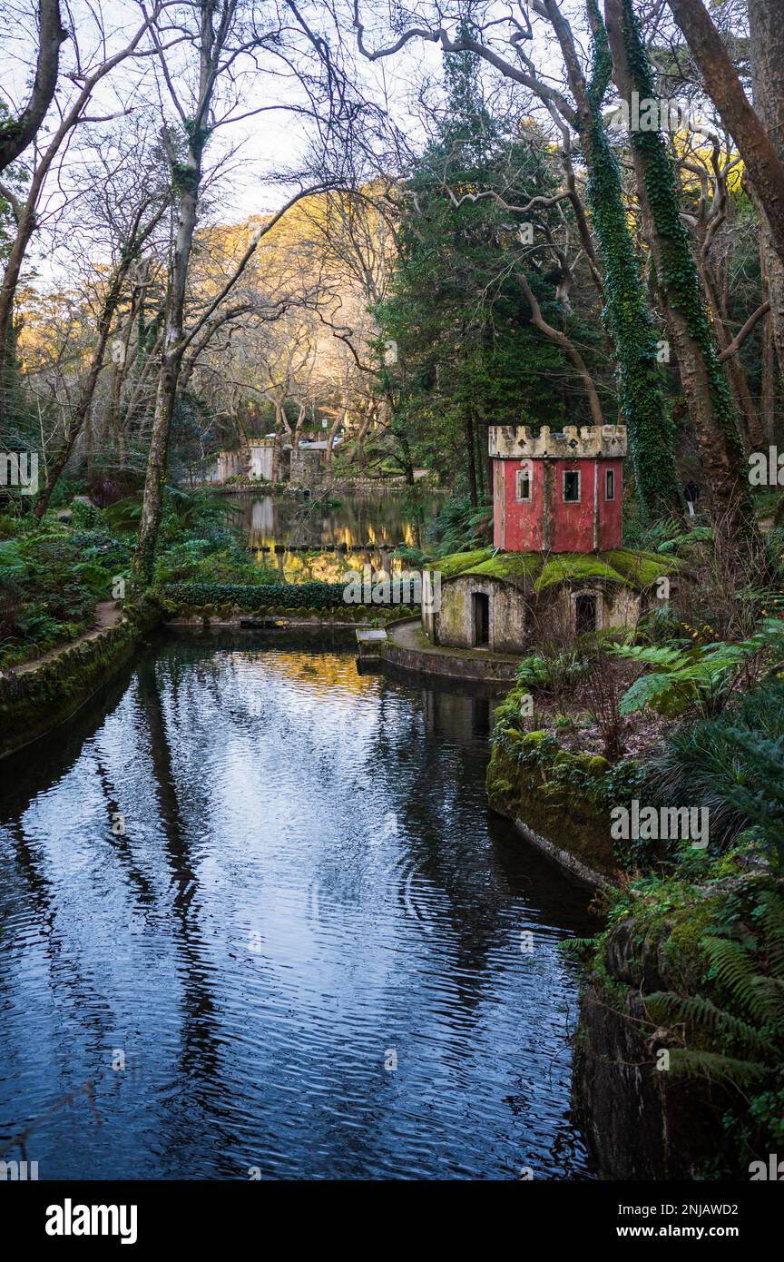 Antica casa d'anatra che assomiglia a una torre nella Valle dei Laghi e Fontana dei piccoli Uccelli nel Parco e Palazzo Nazionale di pena (Palacio de la pena), Sintra, P. Foto Stock
