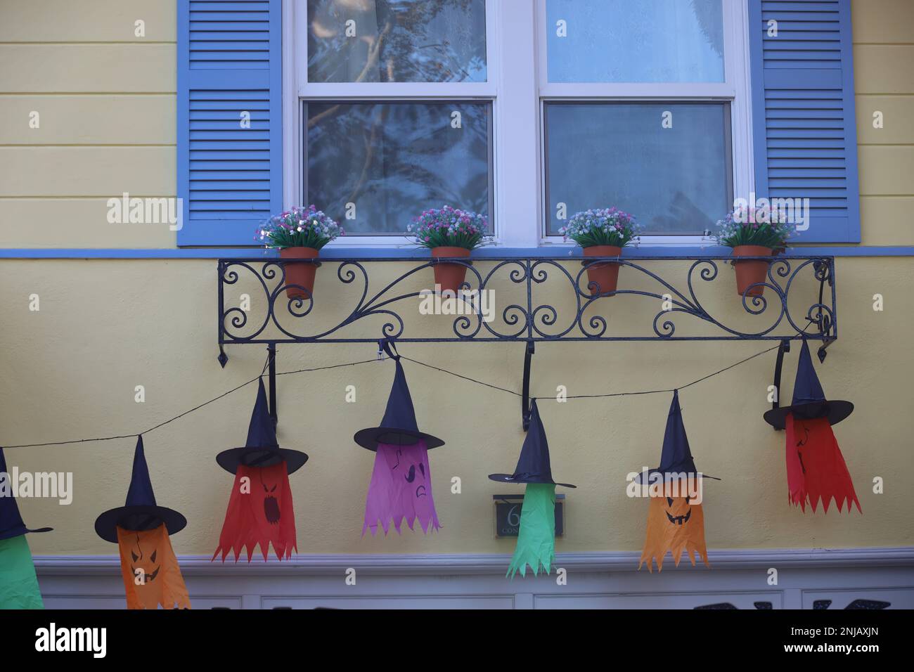 11-1-2022: Burlingame, California: Decorazioni di Halloween sulle strade Foto Stock