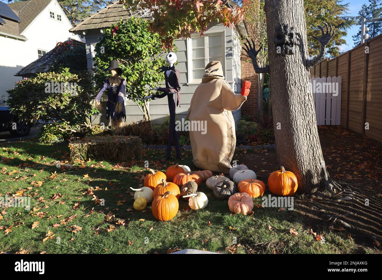 11-1-2022: Burlingame, California: Decorazioni di Halloween sulle strade Foto Stock