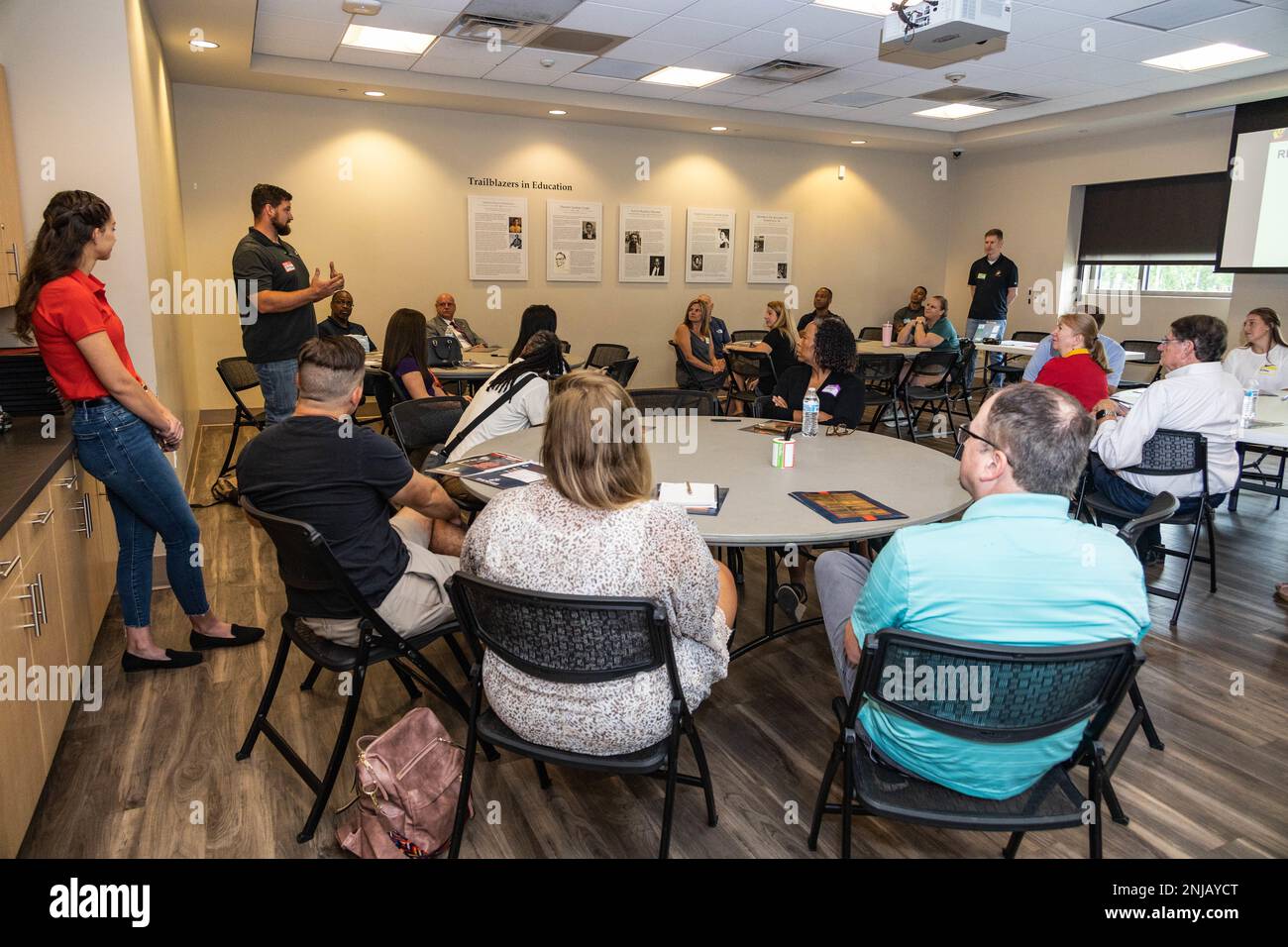 Educatori locali con Recruiting Station (RS) Richmond, 4th Marine Corps District si presentano durante il RS Richmond's Influencer Symposium il 6 agosto 2022, Richmond, Virginia. I sovrintendenti, i membri del consiglio scolastico, gli insegnanti e il personale dei media di tutta Richmond, Virginia, hanno avuto l’opportunità di incontrare la leadership di RS Richmond, conoscere meglio i percorsi e i benefici professionali del corpo dei Marine e entrare in contatto con altri influencer locali. Foto Stock