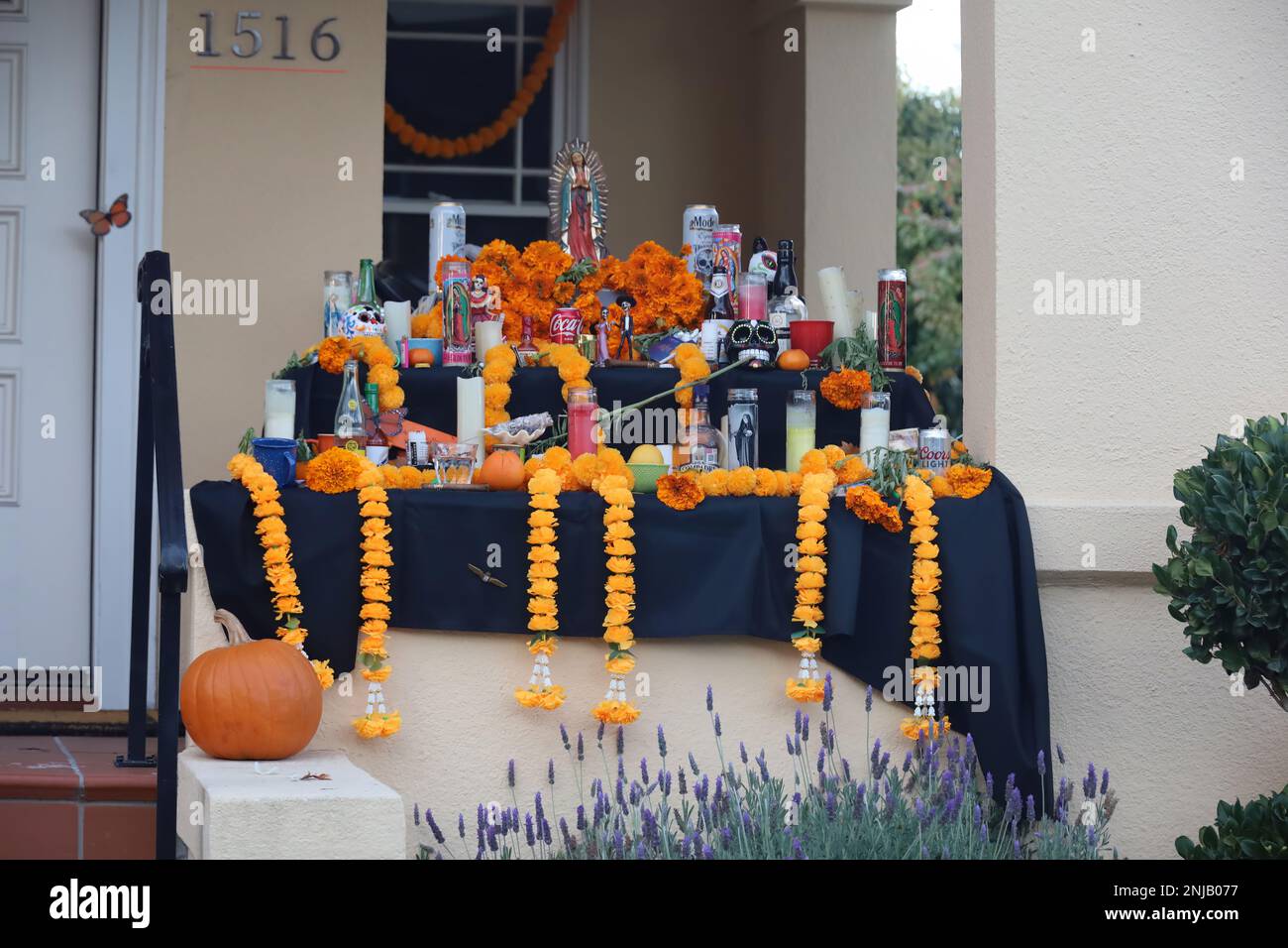 11-1-2022: Burlingame, California: Decorazioni di Halloween sulle strade Foto Stock