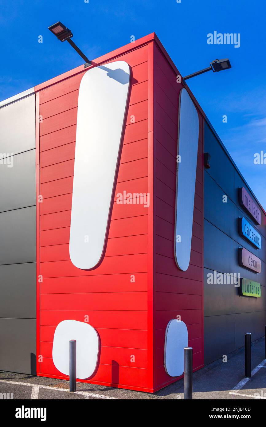 Logo con punto esclamativo per il negozio di arredamento 'Gifi' - Chatellerault, Vienne (86), Francia. Foto Stock