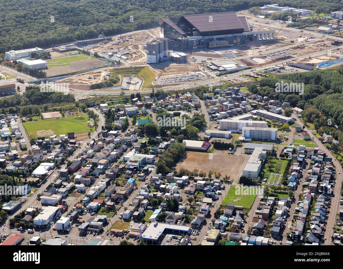 An aerial photo shows the townscape in Kitahiroshima City, Hokkaido Prefecture, northern Japan, on September 14, 2022. Japanese baseball team Hokkaido Nippon-Ham Fighters' new home ground "Hokkaido Ballpark F Village" is under construction.( The Yomiuri Shimbun via AP Images ) Foto Stock
