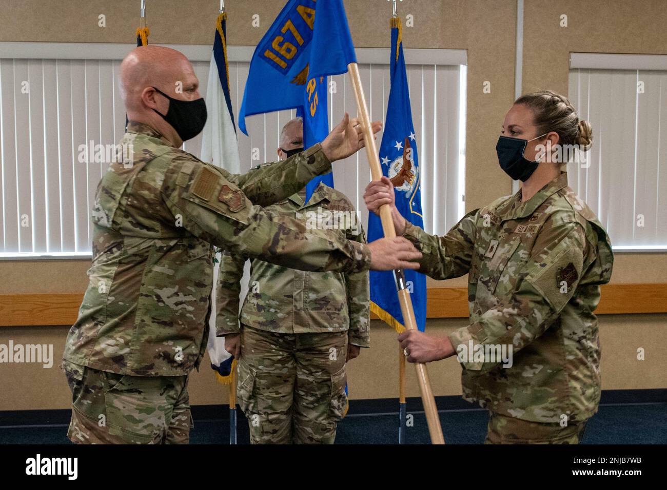 STATI UNITI Jamie McDavid accetta cerimoniosamente il 167th Logistics Readiness Squadron guidon dal Colonnello Bill Annie, comandante del 167th Mission Support Group, per segnare la sua assunzione di comando di 167th LRS, durante una cerimonia al 167th Airlift Wing, Shepherd Field, Martinsburg, West Virginia, 6 agosto, 2022. McDavid in precedenza ha ricoperto il ruolo di dirigente del personale dell'ala e direttore del personale. Foto Stock