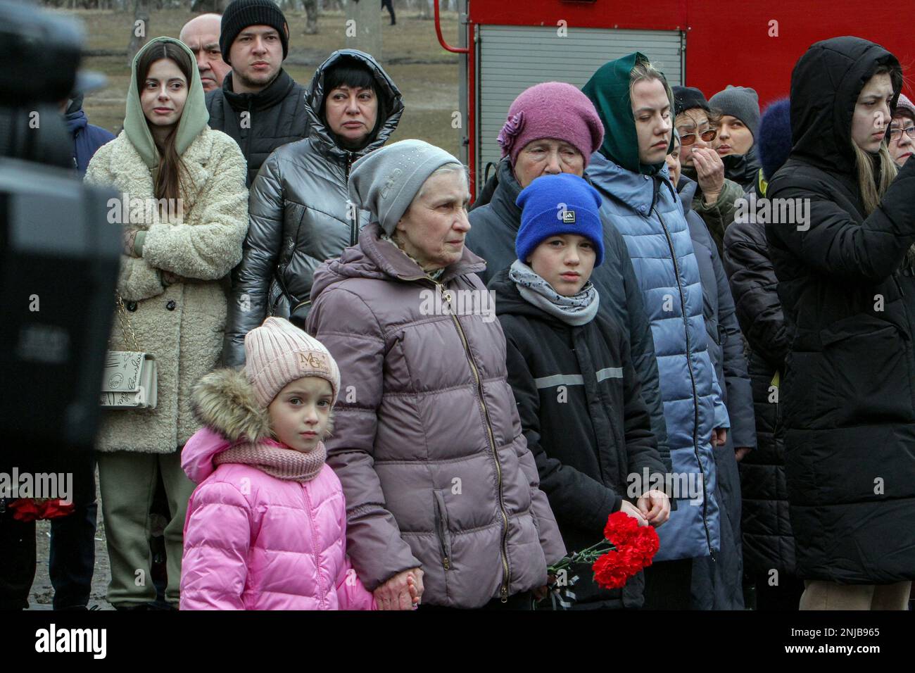 DNIPRO, UCRAINA - 22 FEBBRAIO 2023 - la gente partecipa al servizio commemorativo organizzato 40 giorni dopo che il missile russo ha colpito l'edificio residenziale su J Foto Stock