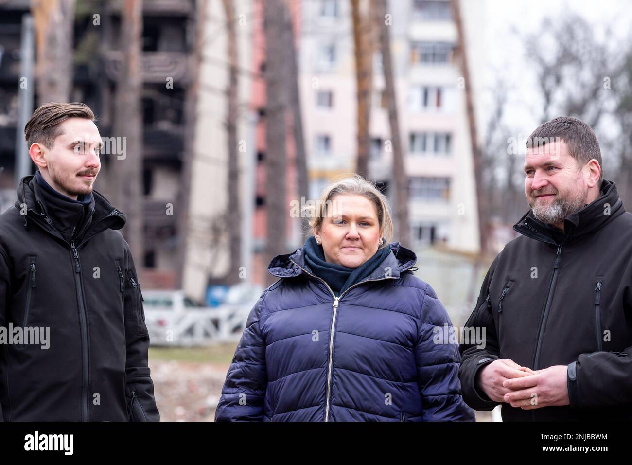 Un ministro della Difesa della Repubblica del Nord Macedonia, Slavjanka Petrovska (seconda a sinistra) visita edifici di appartamenti bombardati a Irpin, a nord-ovest di Kyiv, capitale dell'Ucraina il 22 febbraio 2023, dove un'invasione di terra delle forze russe si avvicinò a Kyiv all'inizio dell'aggressione russa sull'Ucraina nel febbraio 2022. Mentre l'invasione su larga scala dell'Ucraina da parte delle forze russe si avvicina al suo primo anniversario, molti edifici nella regione di Kyiv sono ancora distrutti e i residenti sperano di poter tornare alle loro case. (Foto di Dominika Zarzycka/Sipa USA) Foto Stock