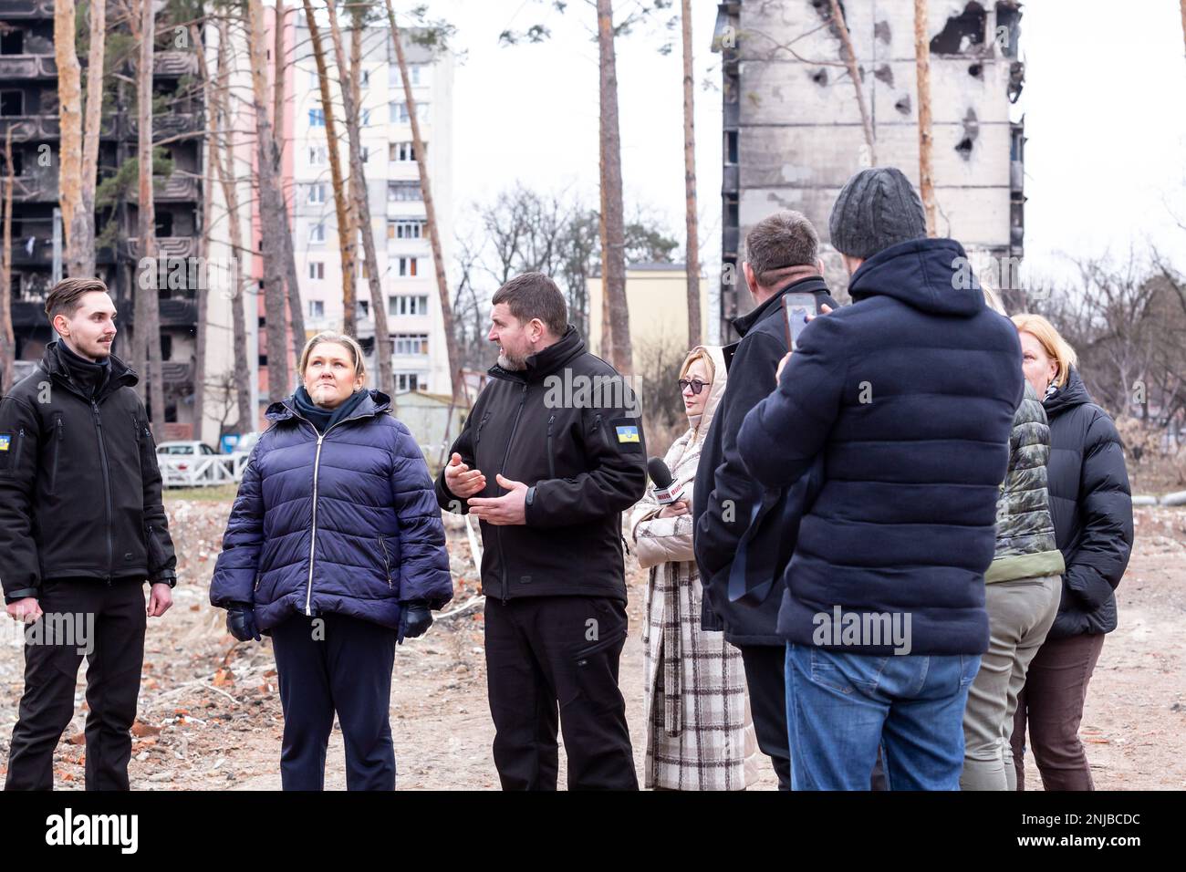 Un ministro della Difesa della Repubblica del Nord Macedonia, Slavjanka Petrovska (seconda a sinistra) visita edifici di appartamenti bombardati a Irpin, a nord-ovest di Kyiv, capitale dell'Ucraina il 22 febbraio 2023, dove un'invasione di terra delle forze russe si avvicinò a Kyiv all'inizio dell'aggressione russa sull'Ucraina nel febbraio 2022. Mentre l'invasione su larga scala dell'Ucraina da parte delle forze russe si avvicina al suo primo anniversario, molti edifici nella regione di Kyiv sono ancora distrutti e i residenti sperano di poter tornare alle loro case. (Foto di Dominika Zarzycka/Sipa USA) Foto Stock