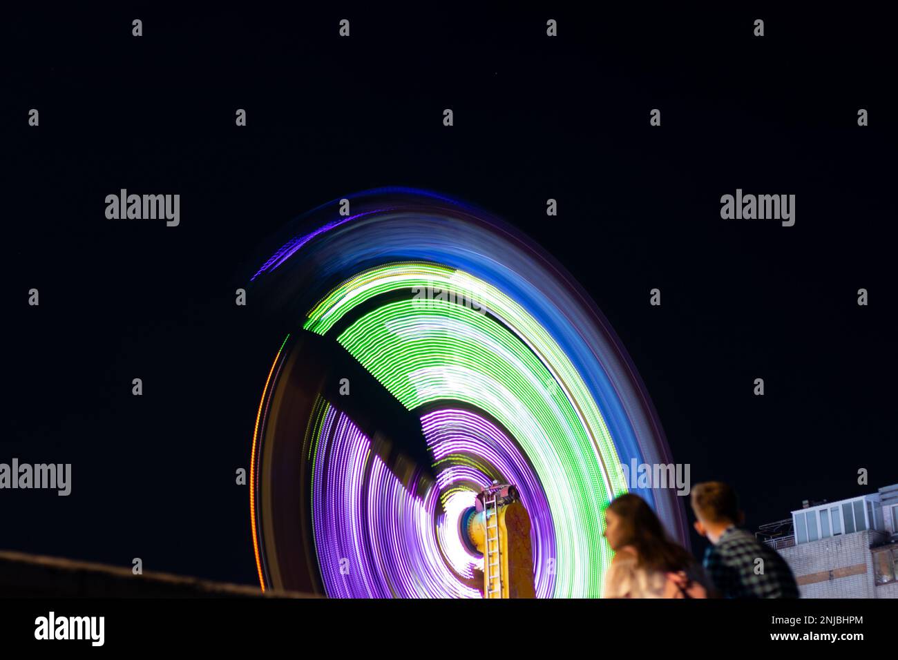 Swing nei parchi in movimento di notte in Ucraina nel parco in vacanza Foto Stock