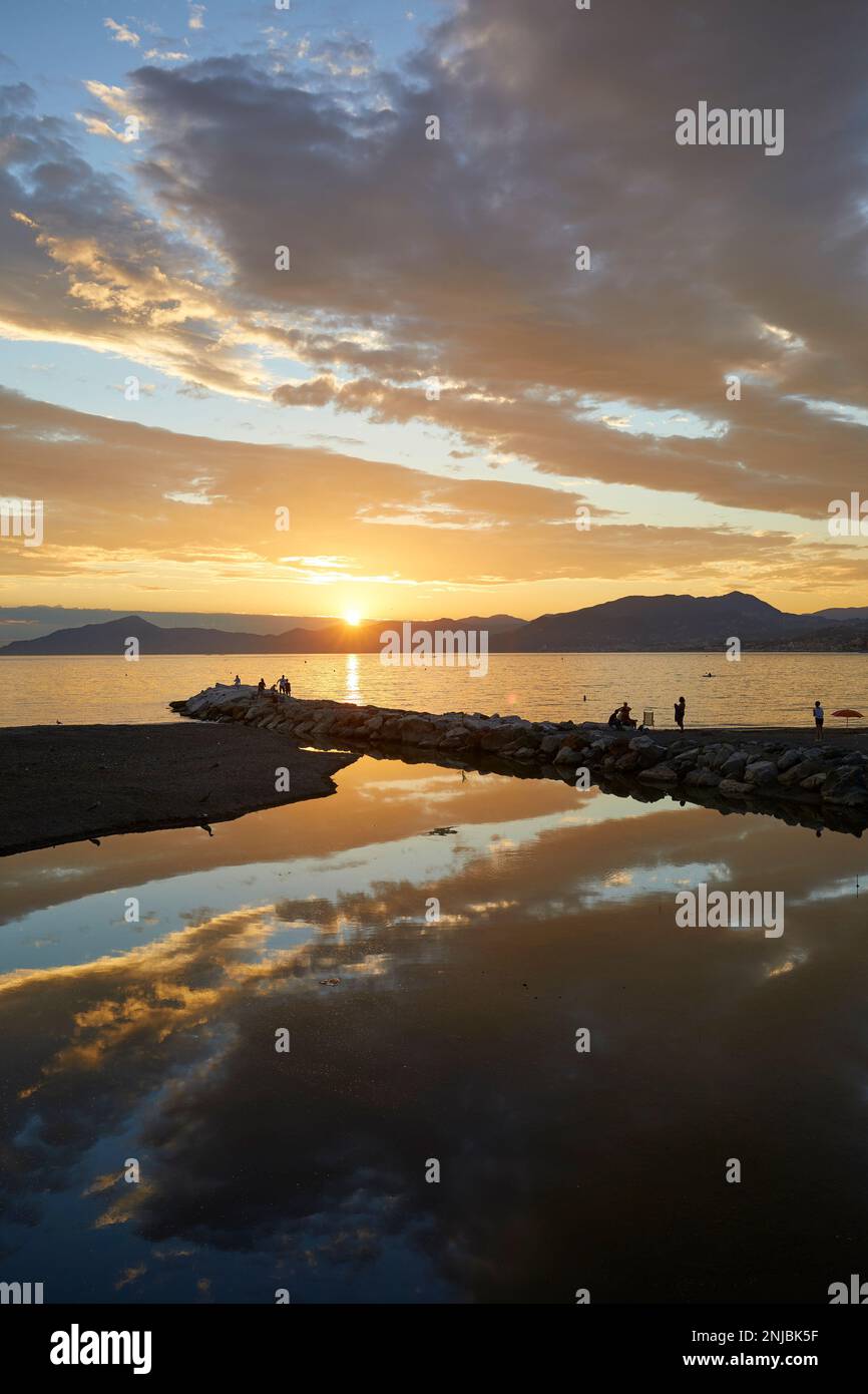Il vivace tramonto si riflette nel mare, Sestri Levante, Italia Foto Stock