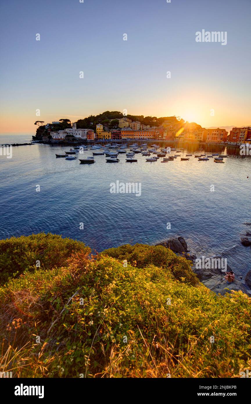 Baia silenziosa al tramonto, Sestri Levante, Italia Foto Stock