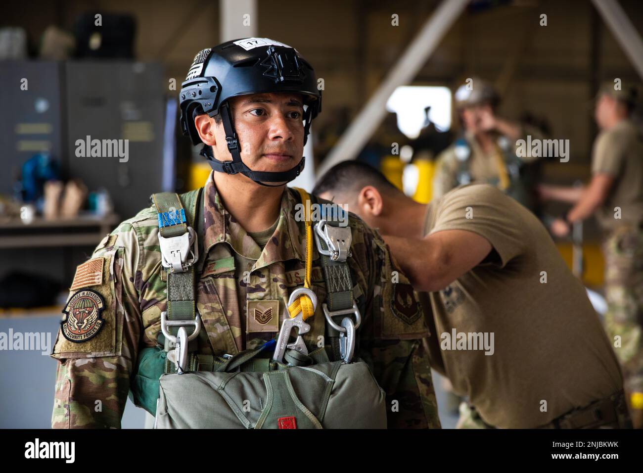 STATI UNITI Esercito Jumpmaster, esegue Jumpmaster Personal Inspection (JMPI) su un U.S.A. Air Force Paratrooper durante il Leapfest 2022 presso il Quonset Army Aviation Support Facility nella contea di Washington, Rhode Island, 6 agosto 2022. Leapfest è il più grande evento e concorso internazionale di formazione per paracadute con linee statiche ospitato dal comando della truppa del 56th, della Guardia nazionale dell'esercito del Rhode Island, per promuovere la formazione tecnica di alto livello e l'esprit de Corps all'interno della comunità internazionale di Airborne. Foto Stock