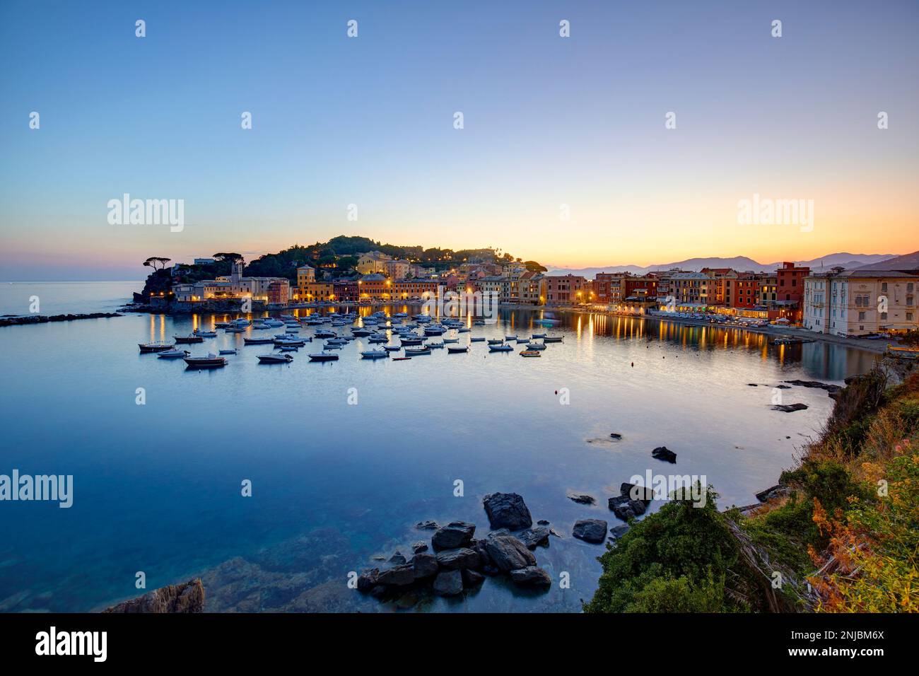 Baia silenziosa al tramonto, Sestri Levante, Italia Foto Stock