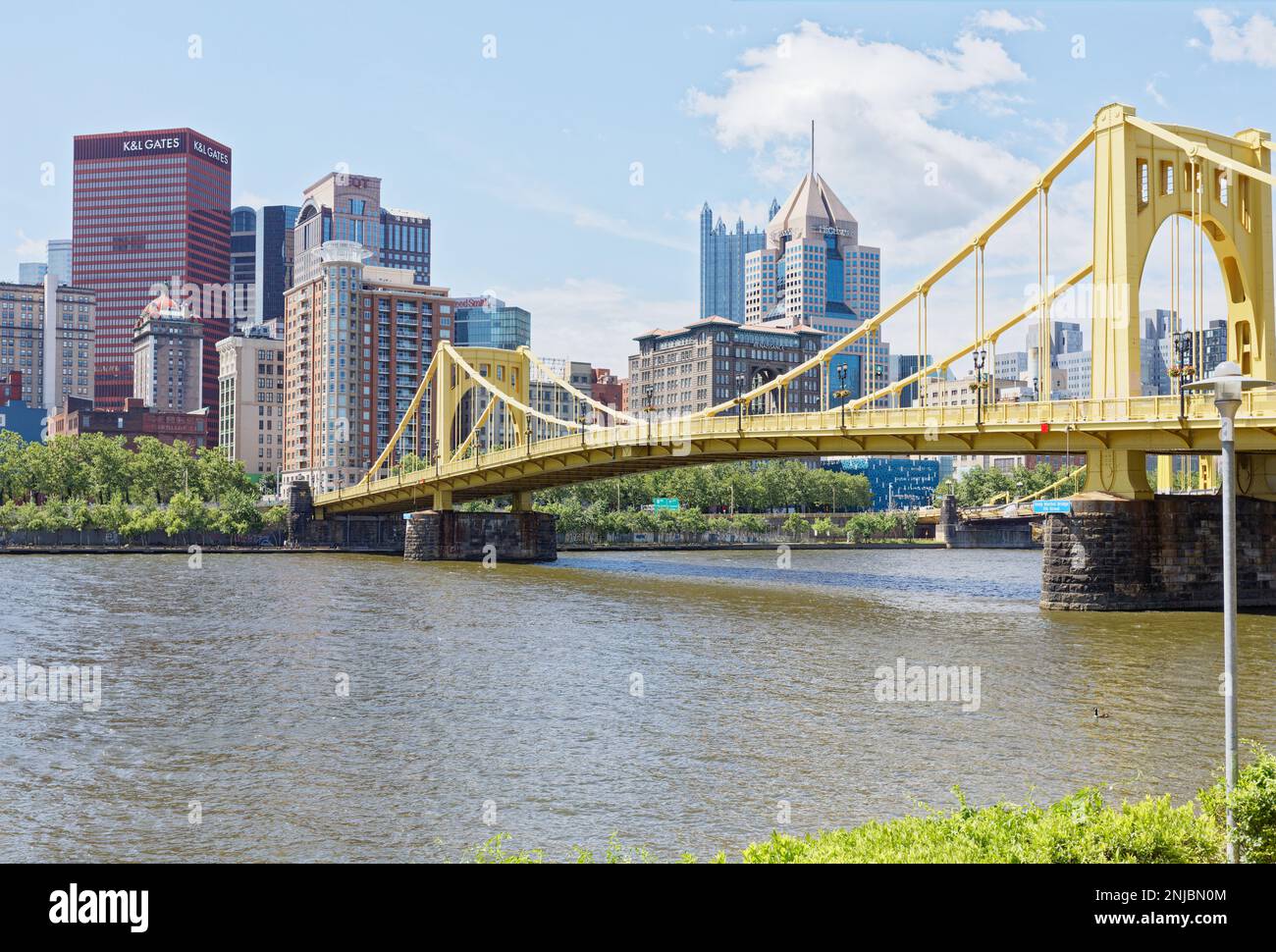 Uno dei ponti "Three Sisters" di Pittsburgh, Rachel Carson Bridge, noto anche come 9th Street Bridge, si estende sul fiume Allegheny in 9th Street. Foto Stock