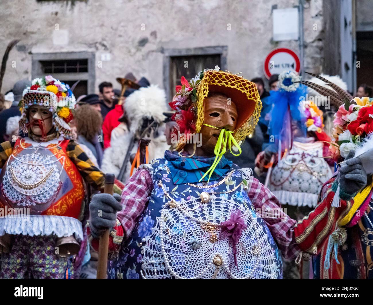 Shignano (Italia) 21/02/2023: Il carnevale di Schignano è uno dei più famosi carnevali tradizionali del nord Italia con tipiche maschere in legno a Foto Stock
