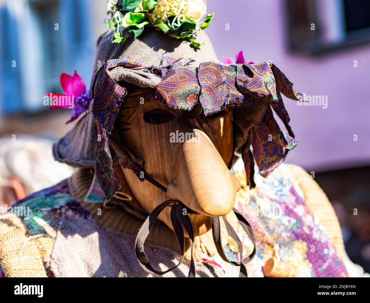 Shignano (Italia) 21/02/2023: Il carnevale di Schignano è uno dei più famosi carnevali tradizionali del nord Italia con tipiche maschere in legno a Foto Stock