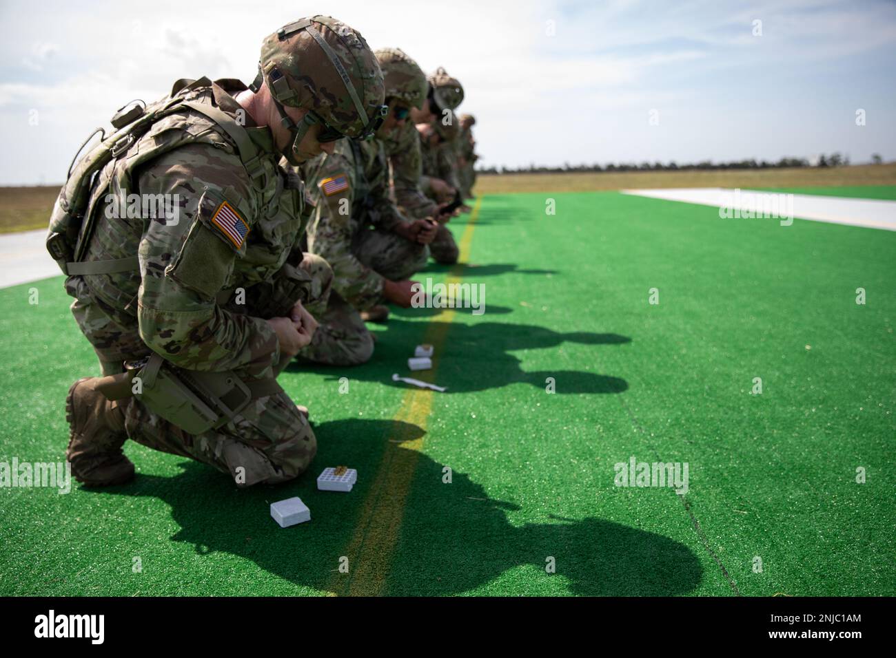 Soldiers of the Nebraska Army National Guard carica le riviste con 9mm turni mentre gareggia nella partita di pistola da combattimento del generale George Patton nell'esercizio di sostegno della marktoria dell'Adjutant General del 2022 presso il Greenlief Training Site vicino a Hastings, Nebraska, 6 agosto 2022. Questa è la prima volta che l'evento si tiene da quando la pandemia COVID-19 ha costretto la cancellazione dell'evento nel 2020 e la mancanza di fondi ha causato un'altra cancellazione nel 2021. Foto Stock
