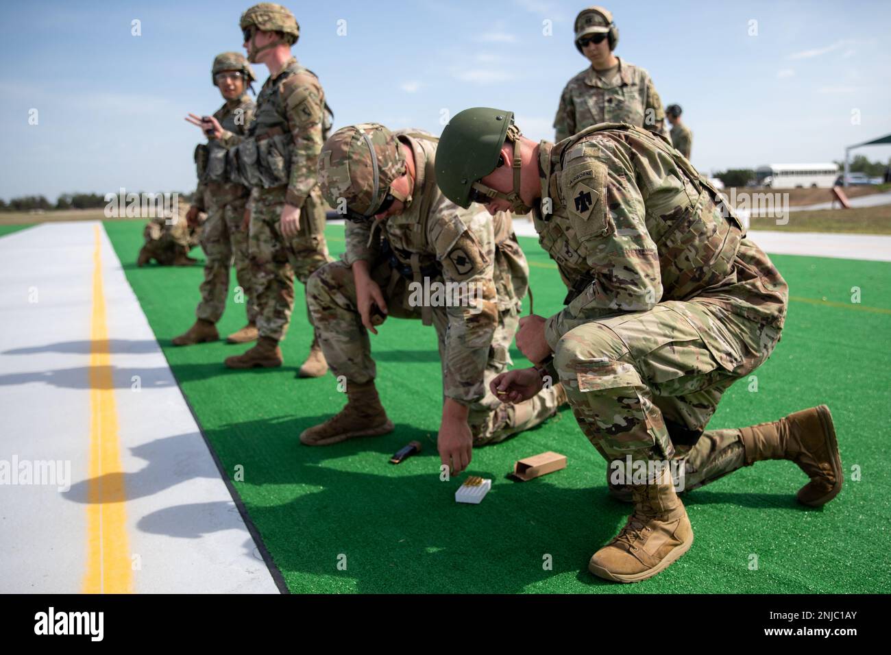 Soldiers of the Nebraska Army National Guard carica le riviste con 9mm turni durante la partita di pistola da combattimento del generale George Patton, un evento nell'ambito dell'esercizio di sostegno della marktoria dell'Adjutant General 2022, tenutosi presso il Greenlief Training Site vicino a Hastings, Nebraska, il 6 agosto 2022. Questa è la prima volta che l'evento si tiene da quando la pandemia COVID-19 ha costretto la cancellazione dell'evento nel 2020 e la mancanza di fondi ha causato un'altra cancellazione nel 2021. Foto Stock