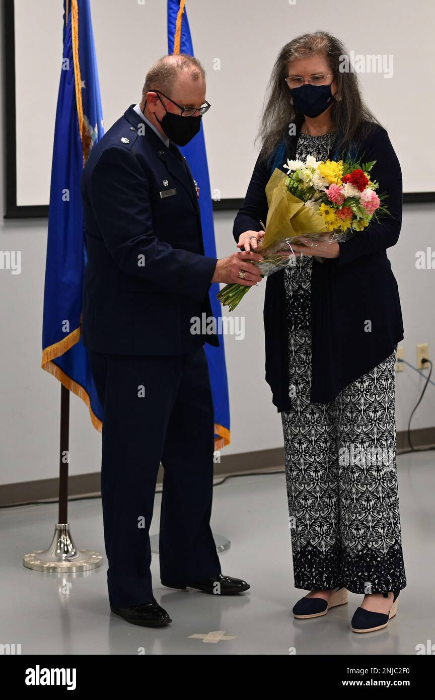 STATI UNITI Darryl McLean, ex comandante dello Squadrone del Porto aereo 72nd, presenta il suo coniuge, Ellen, con i fiori durante la sua cerimonia di ritiro, il 6 agosto 2022. McLean si è arruolato nell'aeronautica, luglio 1983, poi ha commissionato, febbraio 2001, e ha servito un totale di 39 anni. Foto Stock