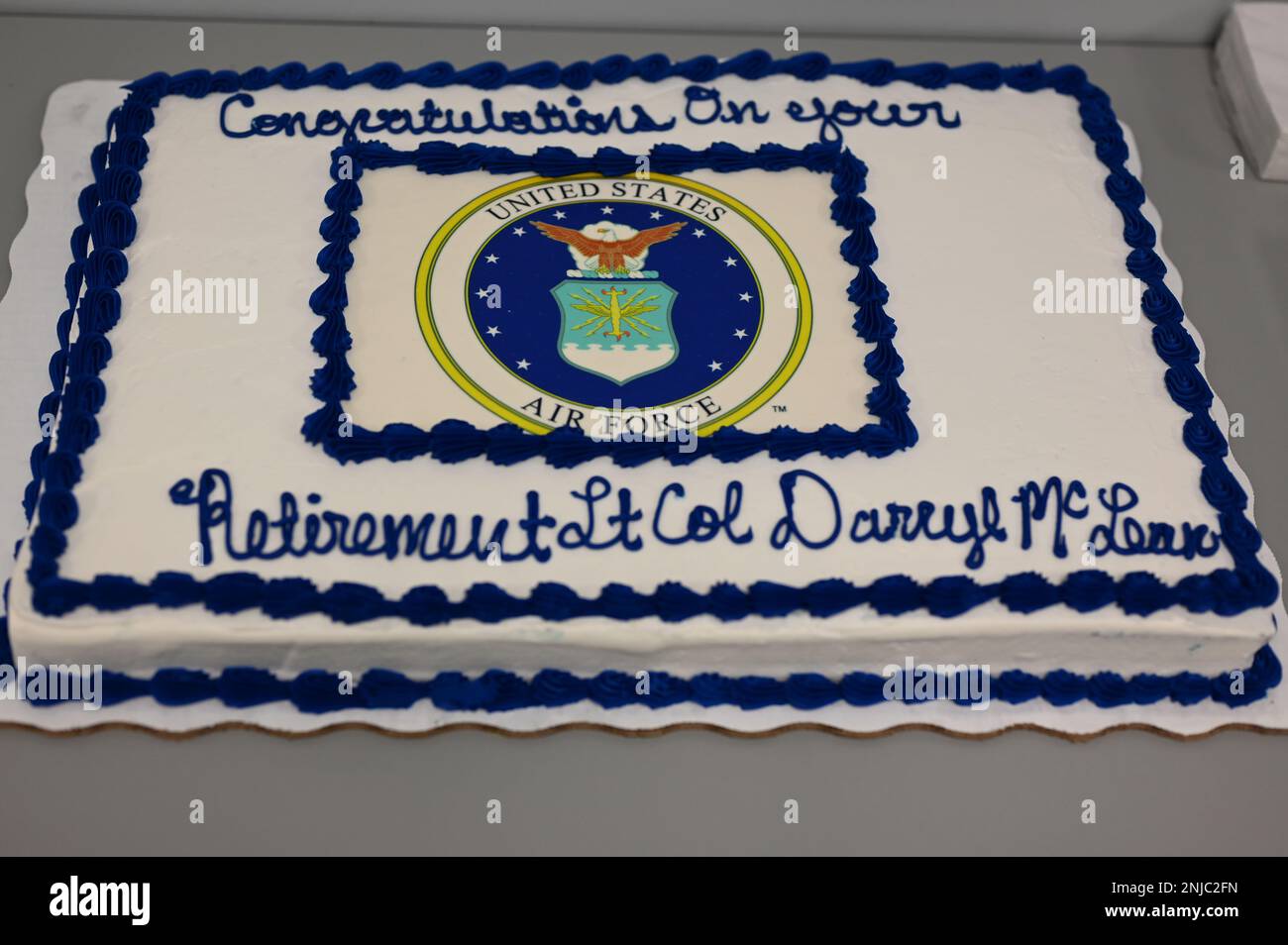 Una torta è stata preparata per gli Stati Uniti Darryl McLean, ex comandante dello Squadrone del Porto aereo del 72nd, la cui cerimonia di ritiro si tenne il 6 agosto 2022. McLean si è arruolato nell'aeronautica, luglio 1983, poi ha commissionato, febbraio 2001, e ha servito un totale di 39 anni. Foto Stock