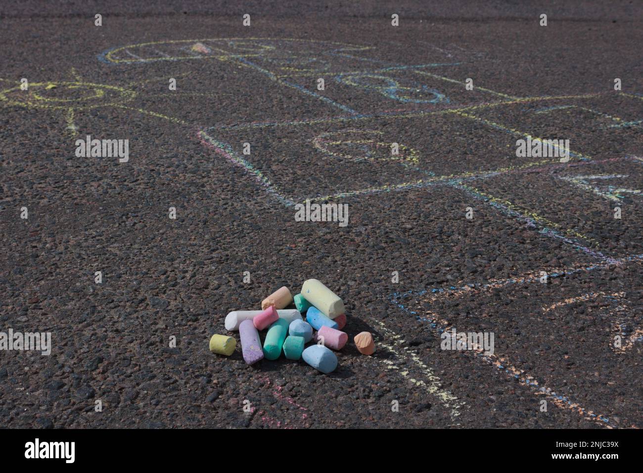 Gioco di hopscotch parco giochi disegnato con gesso colorato per bambini sul marciapiede. Foto Stock