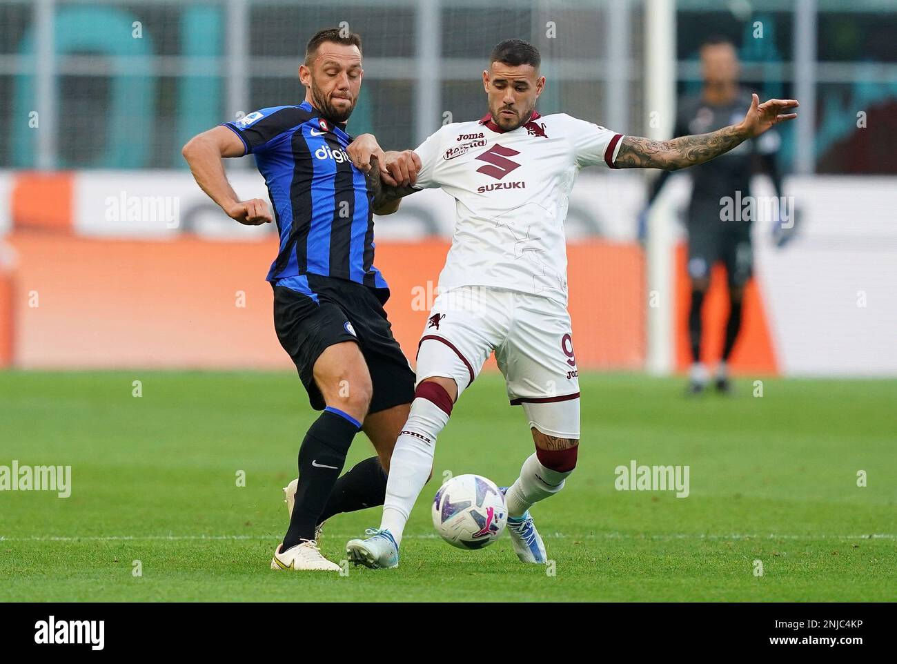 Torino's Antonio Sanabria, right, and Inter Milan's Stefan de Vrij in action during the Italian Serie A soccer match between Inter and Torino, at the San Siro stadium in Milan, Italy, Saturday, Sept. 10, 2022. (Spada/LaPresse via AP) Foto Stock