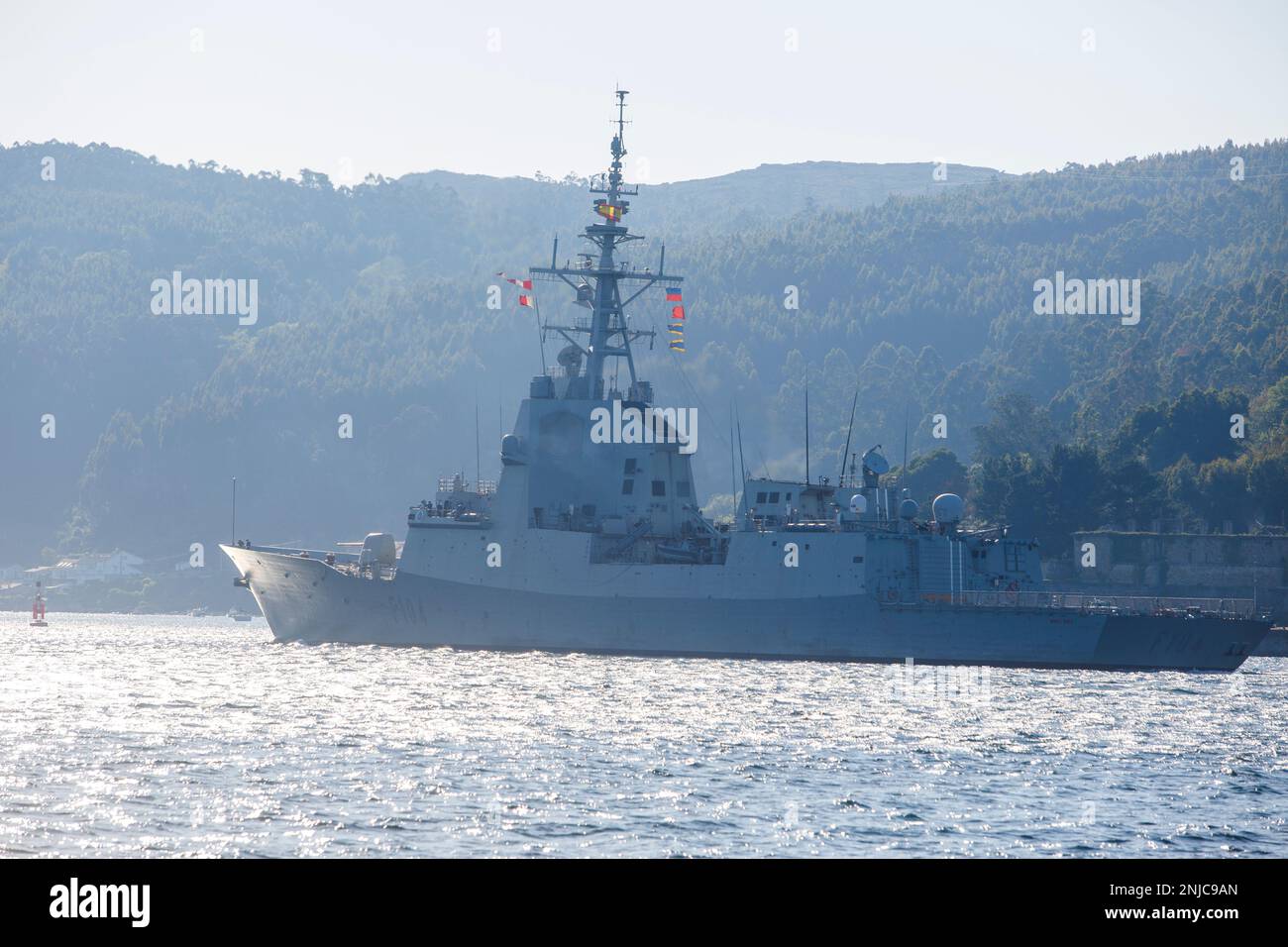 Nave da guerra: La fregata NATO 'Méndez Núñez' con missili guidati che lasciano la sua base nel porto di Ferrol, Spagna, il 5 maggio 2022 Foto Stock