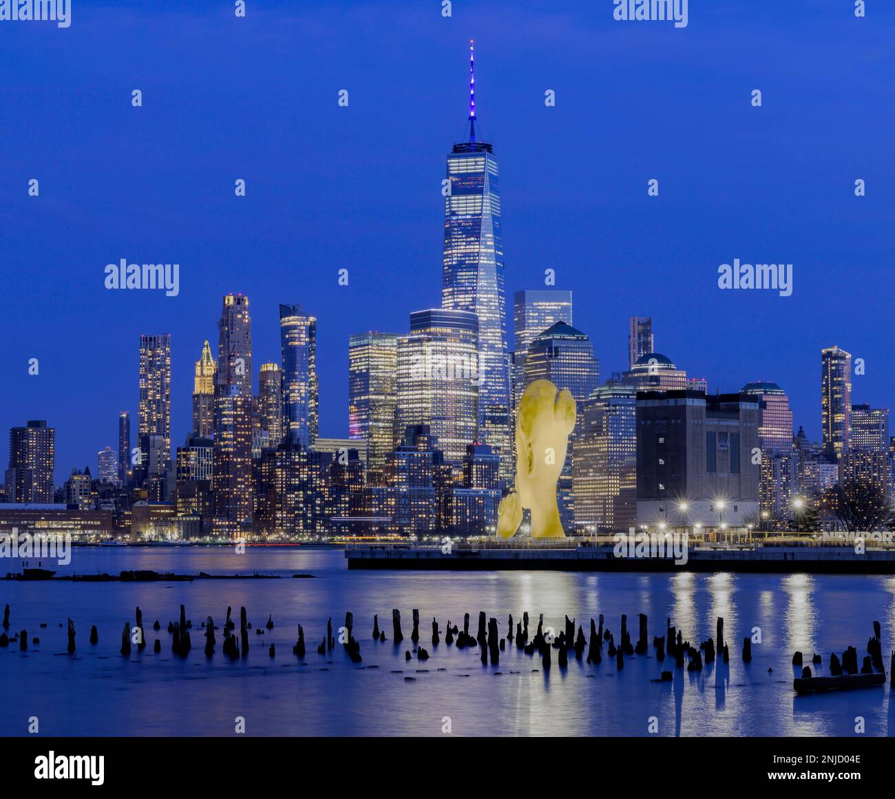 Vista sulla sezione Newport di Jersey City. Con Water's Soul, una scultura lungo la passerella sul lungofiume del fiume Hudson. Creato da Jaume Plensa. Foto Stock
