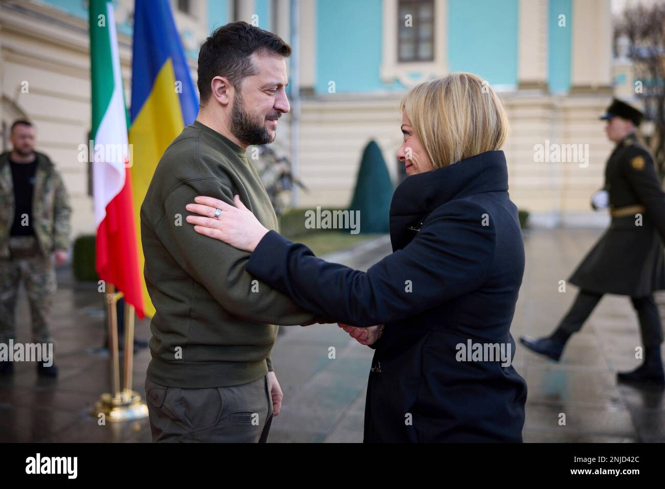 Kiev, Ucraina. 21st Feb, 2023. Il Presidente ucraino Volodymyr Zelenskyy, accoglie il primo Ministro italiano Giorgia Meloni all'arrivo al Palazzo Mariinsky, 21 febbraio 2023 a Kyiv, Ucraina. Credit: Foto piscina/Ufficio stampa presidenziale ucraino/Alamy Live News Foto Stock