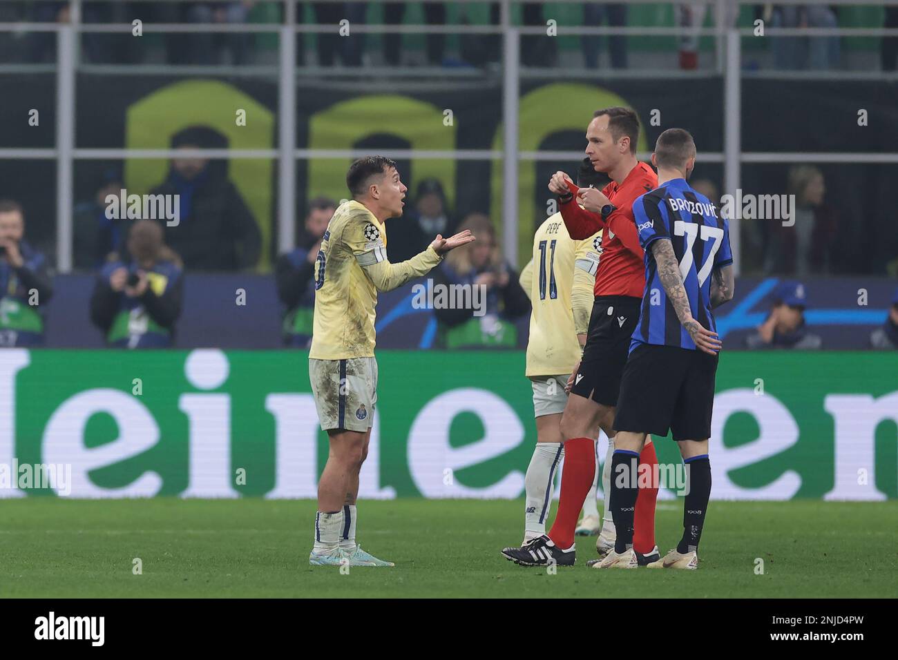 Milano, Italia, 22nd febbraio 2023. Otavio del FC Porto reagisce mentre gli viene mostrata la sua seconda carta gialla e una successiva carta rossa dal Referee Srdjan Jovanovic di Serbia durante la partita della UEFA Champions League a Giuseppe Meazza, Milano. L'immagine di credito dovrebbe essere: Jonathan Moskrop / Sportimage Foto Stock