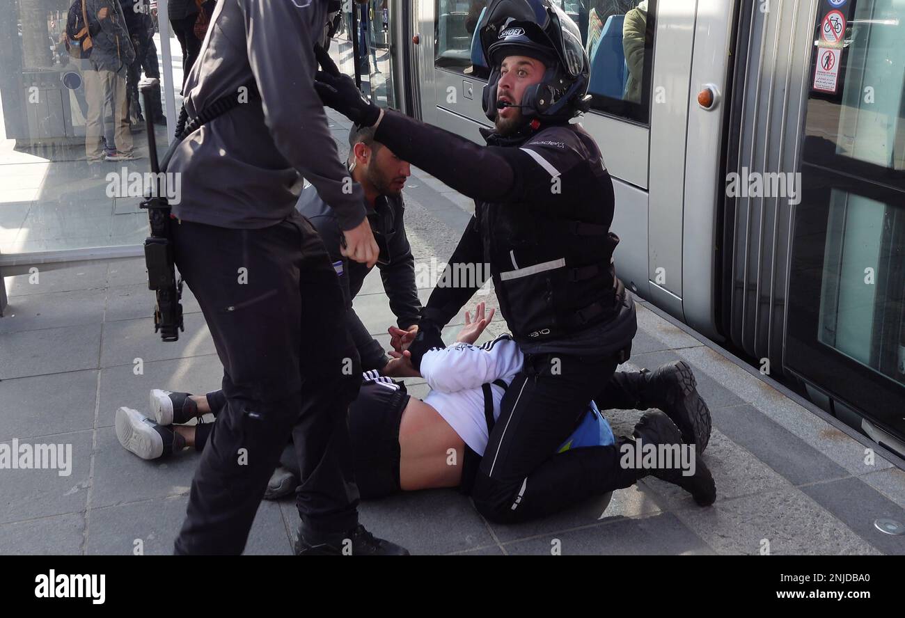 GERUSALEMME, ISRAELE - 22 FEBBRAIO: Le guardie di sicurezza Light Rail puntano un giovane palestinese a terra dopo averlo rimosso dalla macchina del treno, in una stazione del tram nel quartiere di Gerusalemme est di Beit Hanina il 22 febbraio 2023, a Gerusalemme, Israele. Alla luce dell'attuale ondata di attentati terroristici a Gerusalemme, il governo israeliano ha deciso di rafforzare le forze di sicurezza e di migliorare la sicurezza personale nella città. Tre compagnie di polizia di frontiera sono state mobilitate a Gerusalemme est a causa della crescente violenza nei quartieri palestinesi. Credit: Eddie Gerald/Alamy Live News Foto Stock