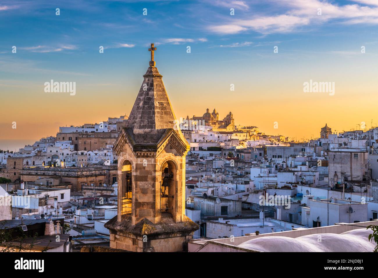 Ostuni, Italia in provincia di Brindisi, regione Puglia all'alba. Foto Stock