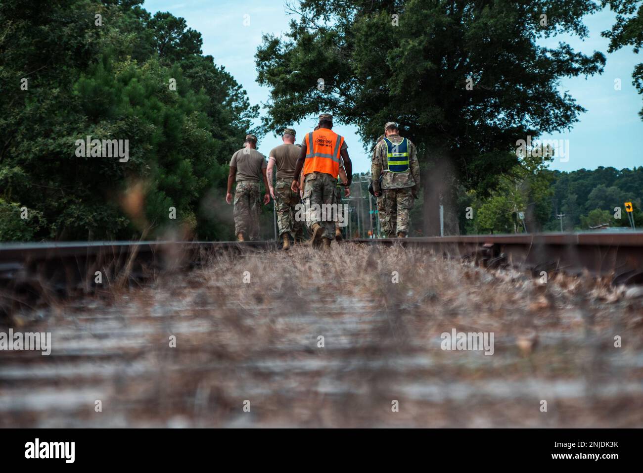 STATI UNITI I membri dell'equipaggio delle operazioni ferroviarie della Riserva dell'esercito del 757th Expeditionary Railway Center (ERC) effettuano un'ispezione ferroviaria presso la base comune Langley-Eustis, Virginia, 6 agosto 2022. Il CER 757th è l’unica unità ferroviaria del Dipartimento della Difesa, la cui missione è valutare l’infrastruttura ferroviaria e fornire analisi di fattibilità e ferroviaria per gli impianti militari sia nazionali che all’estero. Foto Stock