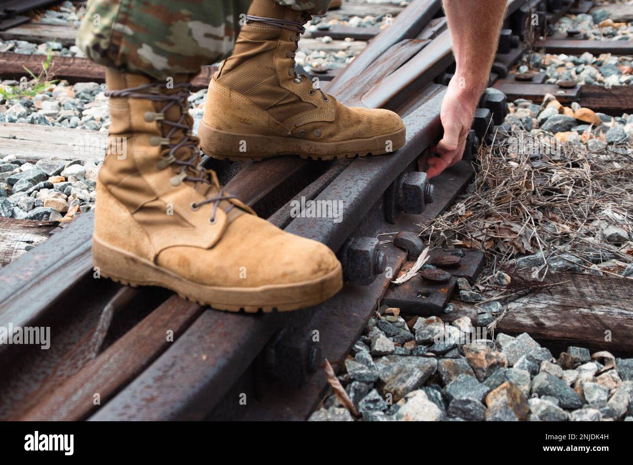 NEGLI STATI UNITI L'equipaggio delle operazioni ferroviarie della riserva dell'esercito del 757th Expeditionary Railway Center (ERC) effettua un'ispezione ferroviaria presso la base comune Langley-Eustis, Virginia, 6 agosto 2022. Il CER 757th è l’unica unità ferroviaria del Dipartimento della Difesa, la cui missione è valutare l’infrastruttura ferroviaria e fornire analisi di fattibilità e ferroviaria per gli impianti militari sia nazionali che all’estero. Foto Stock