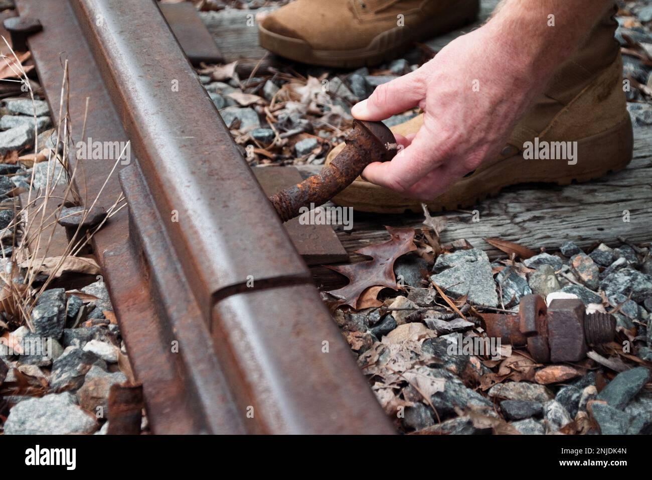 NEGLI STATI UNITI L'equipaggio delle operazioni ferroviarie della Riserva dell'esercito del 757th Expeditionary Railway Center (ERC) ispeziona i bulloni ferroviari alla base comune Langley-Eustis, Virginia, 6 agosto 2022. Il CER 757th è l’unica unità ferroviaria del Dipartimento della Difesa, la cui missione è valutare l’infrastruttura ferroviaria e fornire analisi di fattibilità e ferroviaria per gli impianti militari sia nazionali che all’estero. Foto Stock