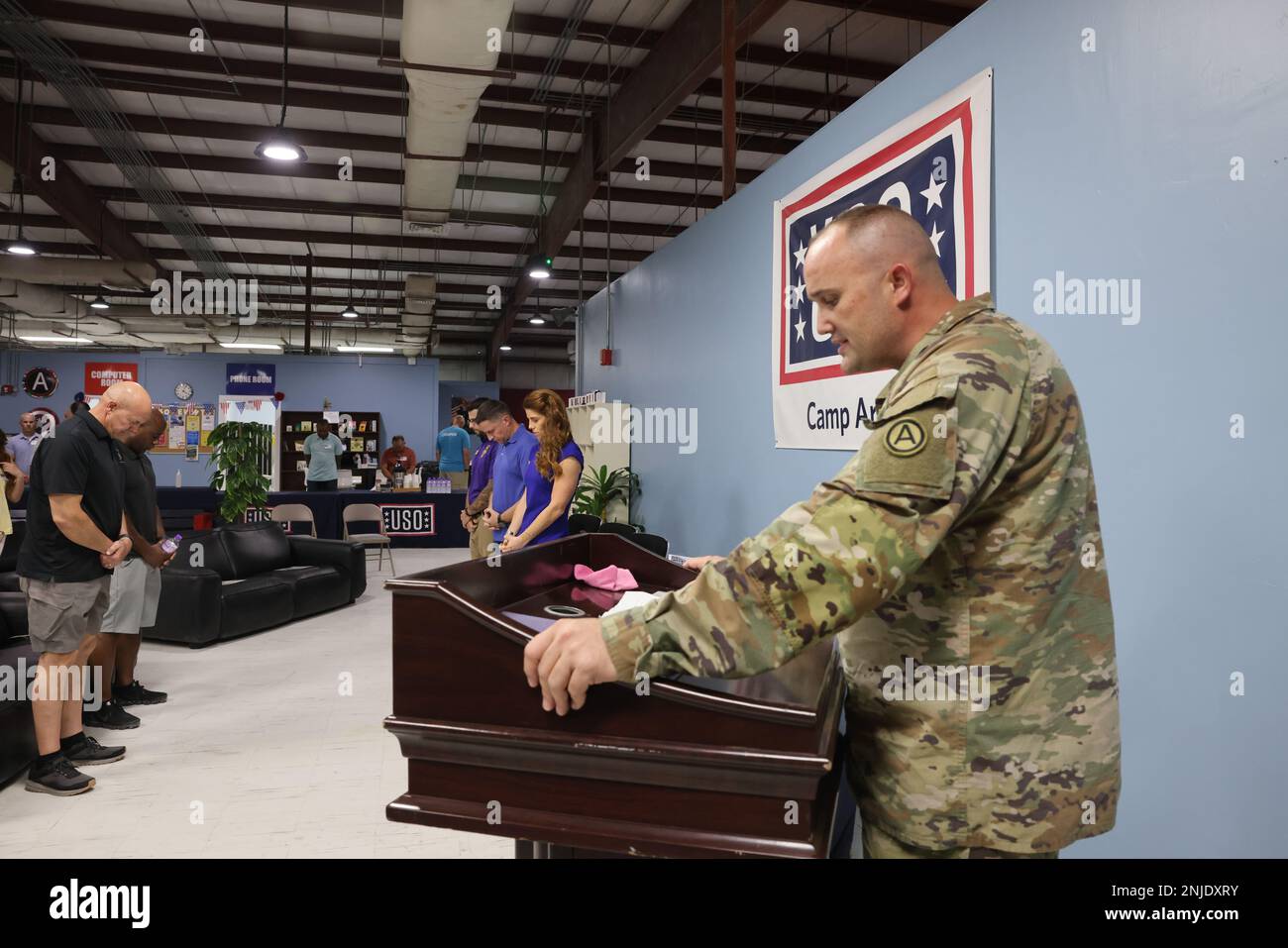 Tyler Montgomery, cappellano delle operazioni, Area Support Group-Kuwait, consegna l'invocazione durante una cerimonia del cuore viola ospitata dall'USO, Camp Arifjan, Kuwait, 7 agosto 2022. Foto Stock