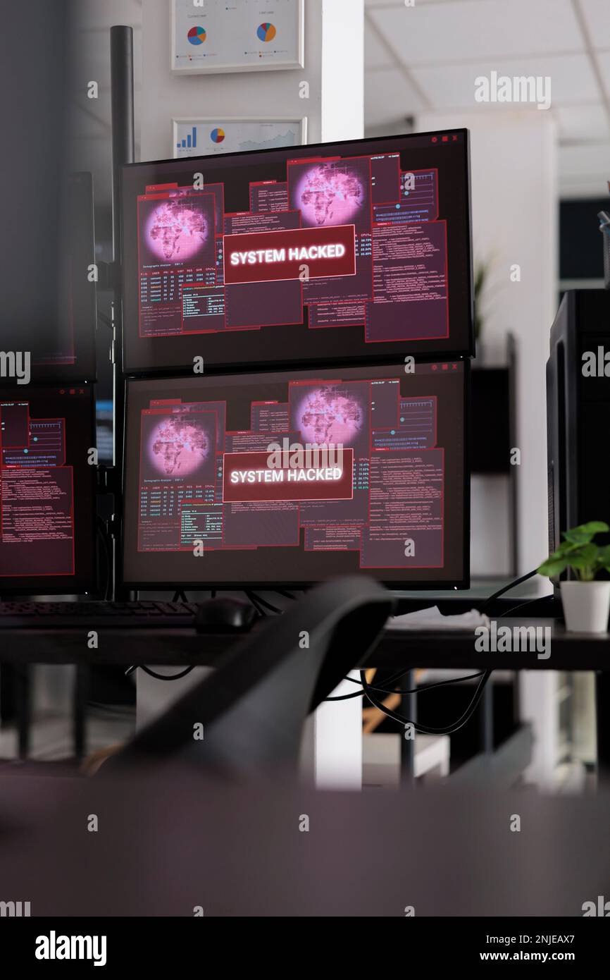 Agenzia per i big data vuota con più computer che mostrano avvisi di hacking e violazioni della sicurezza, sistema server violato. Il PC visualizza un messaggio di errore critico lampeggiante e un avviso di minaccia malware. Foto Stock