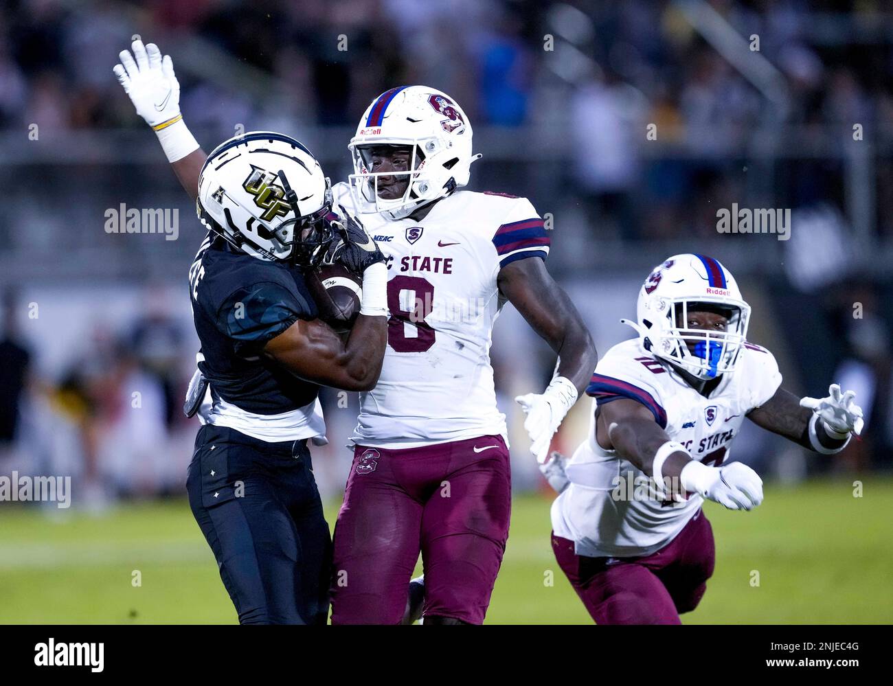 ORLANDO, FL - SEPTEMBER 01: UCF Knights wide receiver Ryan O'Keefe (4) makes a catch during the football game between the UCF Knights and the South Carolina State Bulldogs on September 01, 2022 at FBC Mortgage Stadium in Orlando, FL. (Photo by Andrew Bershaw/Icon Sportswire (Icon Sportswire via AP Images) Foto Stock