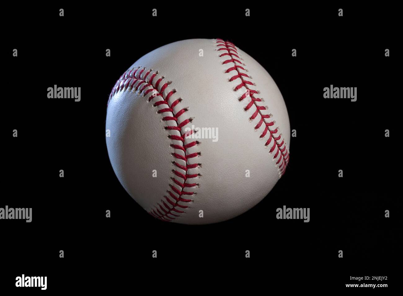 Baseball con illuminazione spettacolare isolato su uno sfondo nero Foto Stock