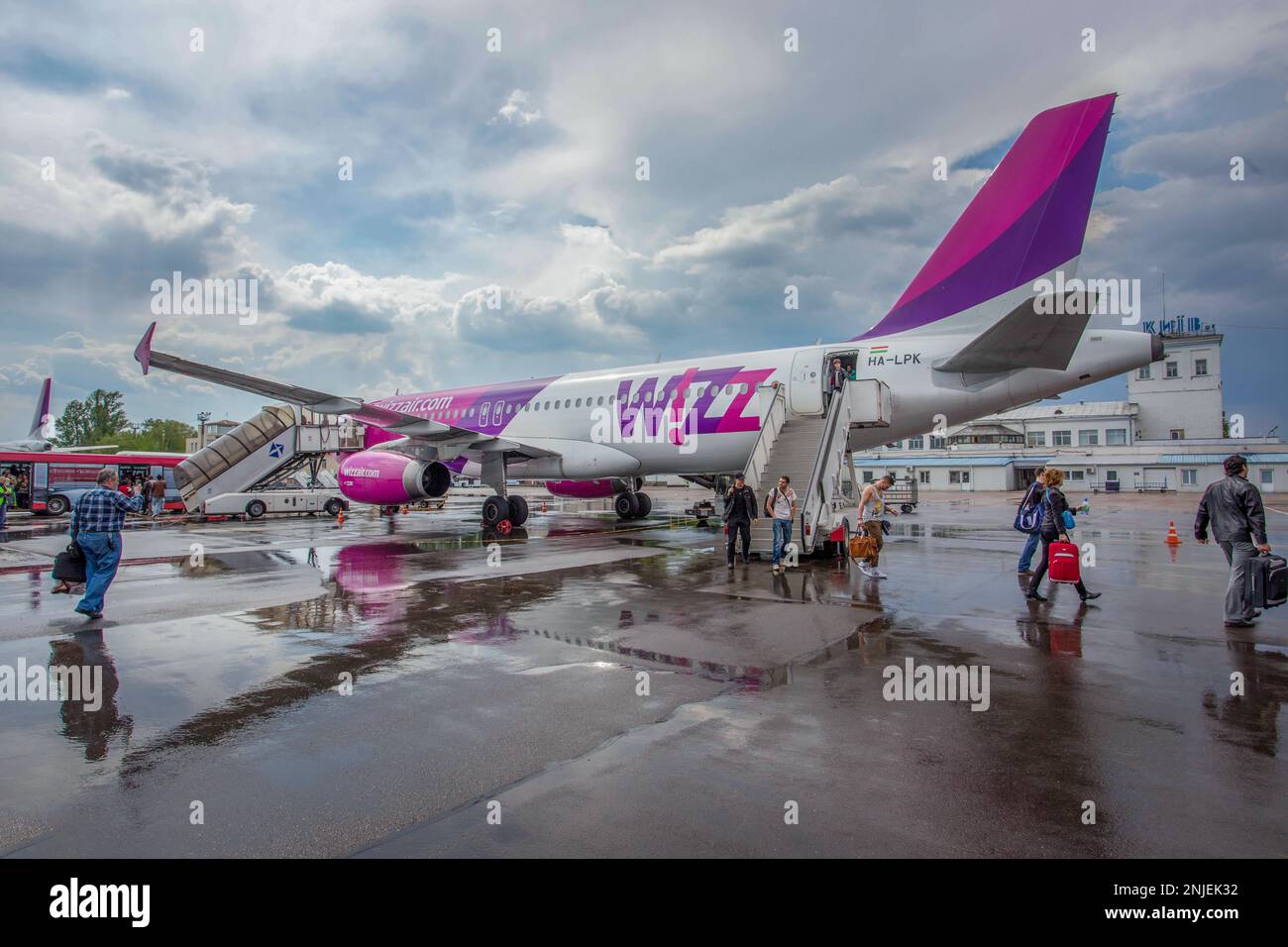 01-05-2014 Kiev, Ucraina. Aereo economico all'aeroporto di Zhuliany a Kyiv - la gente va alla costruzione dell'aeroporto a piedi. Incredibili nuvole nel cielo Foto Stock