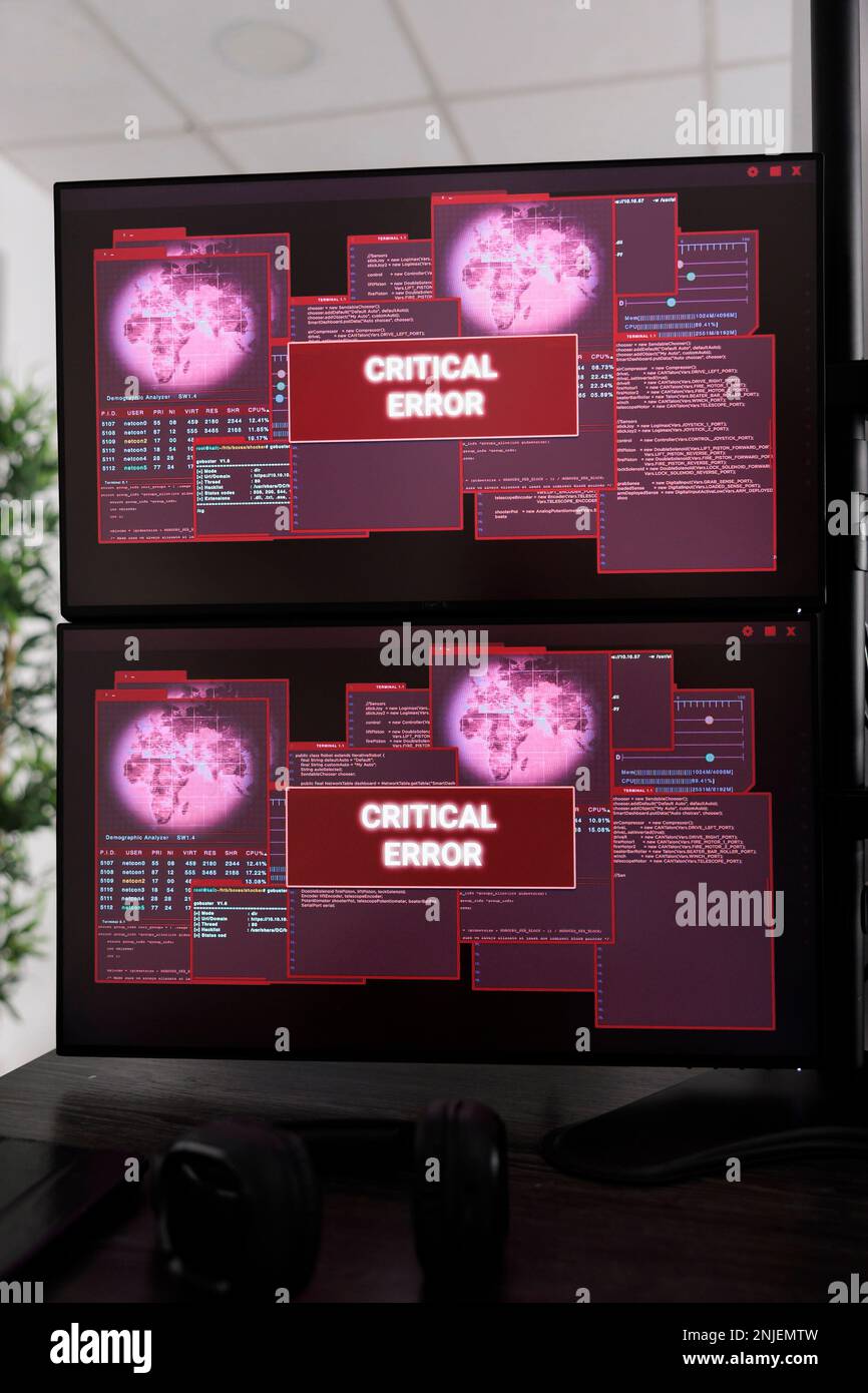 Svuotare l'ufficio IT con più monitor che avvisano di attacchi di hacking, l'agenzia software che si occupa di violazioni della sicurezza. Messaggio di errore critico lampeggiante sullo schermo del pc e malfunzionamento del computer. Foto Stock