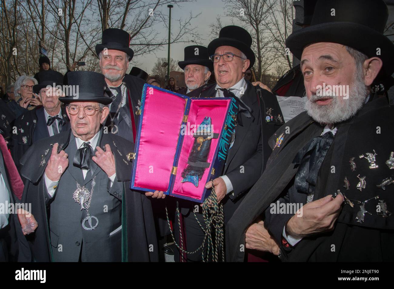 Il mercoledì delle Ceneri segna la fine del Carnevale con la tradizionale sepoltura della Sardina nel pomeriggio. La Confraternita allegra della sepoltura della Sardina ha esposto il pesce popolare. L'origine di questa curiosa tradizione potrebbe tornare al regno di Carlos III La tradizione popolare dice che una partita di pesce marcio arrivò in città, e che a causa del pustico che generò, il monarca ordinò che fosse sepolto sulle rive del fiume Manzanares. Anche se il luogo esatto non è conosciuto, la sepoltura ha avuto luogo vicino all'attuale Fuente de los Pajaritos nella Casa de campo. La sepoltura come è iniziato Foto Stock