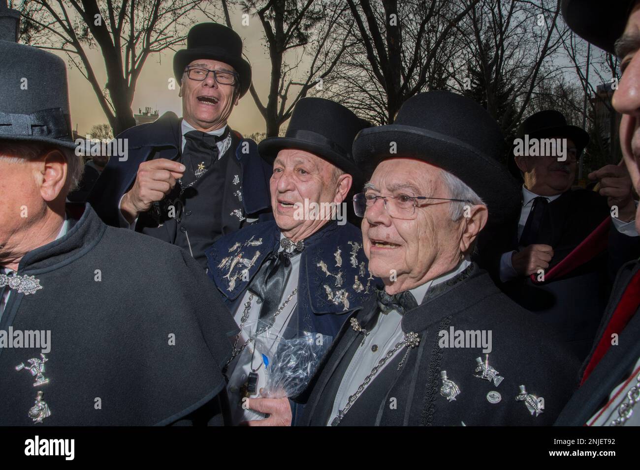 Il mercoledì delle Ceneri segna la fine del Carnevale con la tradizionale sepoltura della Sardina nel pomeriggio. La Confraternita allegra della sepoltura della Sardina ha esposto il pesce popolare. L'origine di questa curiosa tradizione potrebbe tornare al regno di Carlos III La tradizione popolare dice che una partita di pesce marcio arrivò in città, e che a causa del pustico che generò, il monarca ordinò che fosse sepolto sulle rive del fiume Manzanares. Anche se il luogo esatto non è conosciuto, la sepoltura ha avuto luogo vicino all'attuale Fuente de los Pajaritos nella Casa de campo. La sepoltura come è iniziato Foto Stock