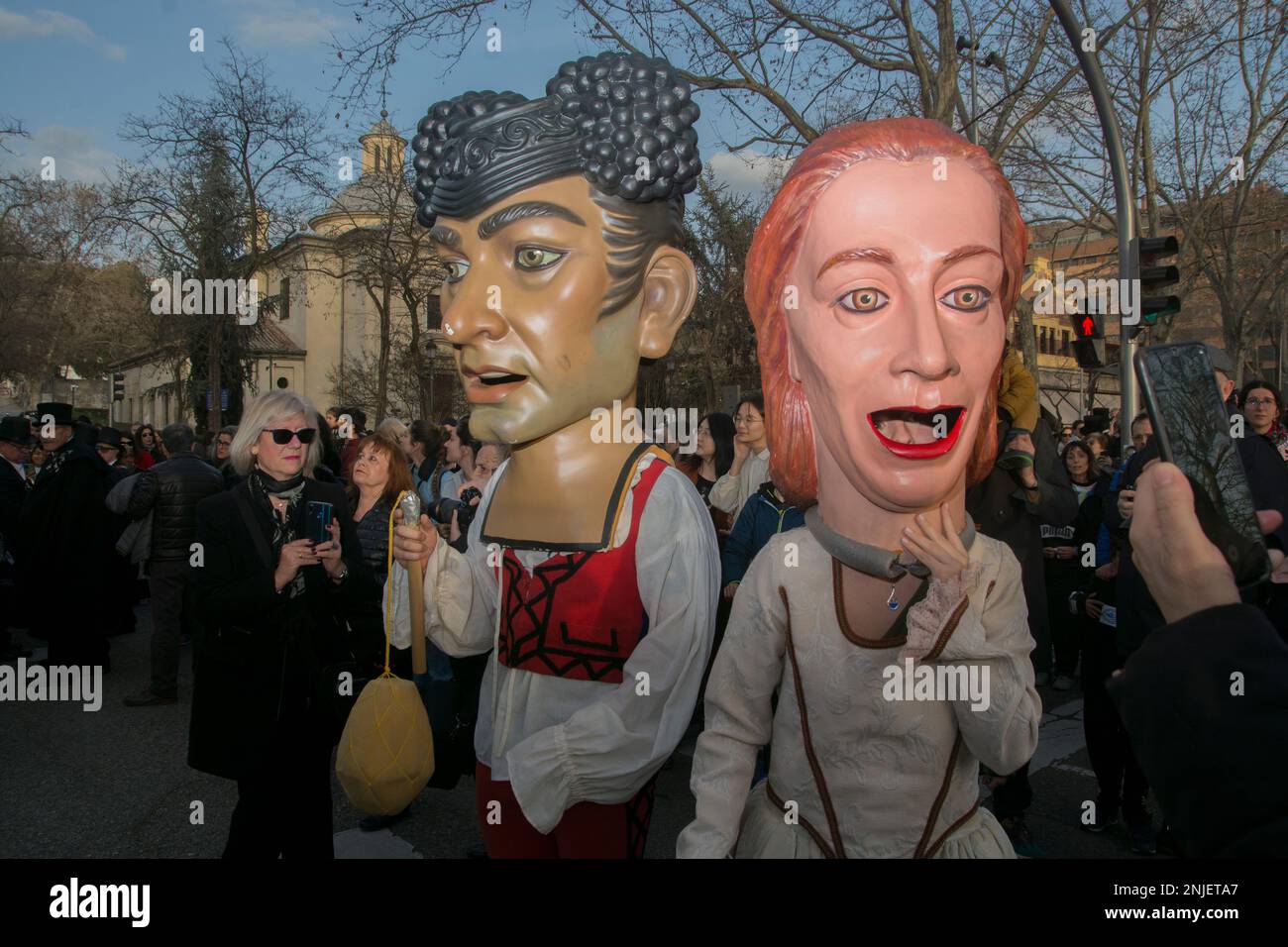 Il mercoledì delle Ceneri segna la fine del Carnevale con la tradizionale sepoltura della Sardina nel pomeriggio. La Confraternita allegra della sepoltura della Sardina ha esposto il pesce popolare. L'origine di questa curiosa tradizione potrebbe tornare al regno di Carlos III La tradizione popolare dice che una partita di pesce marcio arrivò in città, e che a causa del pustico che generò, il monarca ordinò che fosse sepolto sulle rive del fiume Manzanares. Anche se il luogo esatto non è conosciuto, la sepoltura ha avuto luogo vicino all'attuale Fuente de los Pajaritos nella Casa de campo. La sepoltura come è iniziato Foto Stock