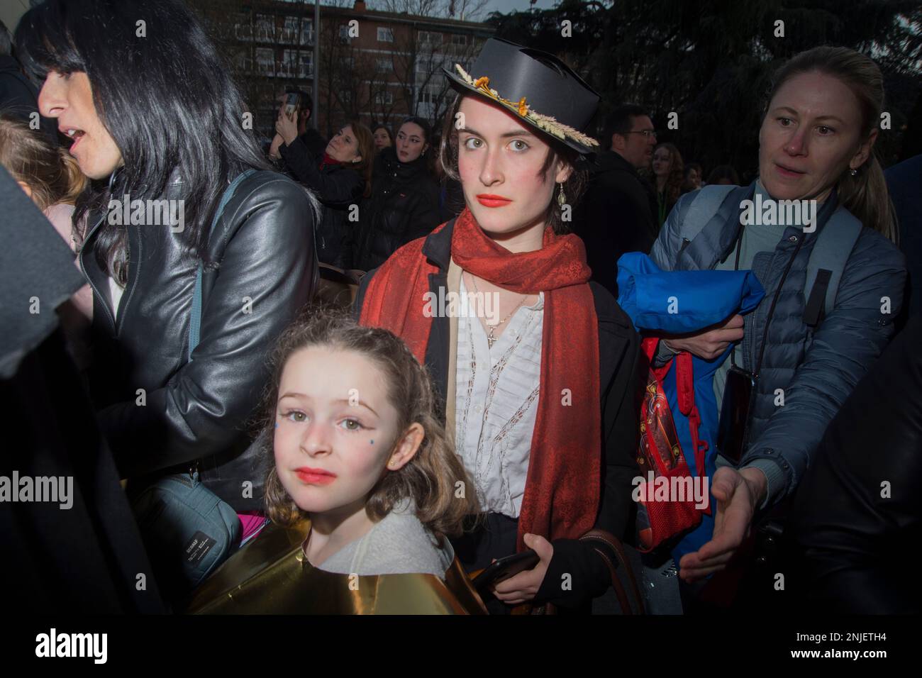 Il mercoledì delle Ceneri segna la fine del Carnevale con la tradizionale sepoltura della Sardina nel pomeriggio. La Confraternita allegra della sepoltura della Sardina ha esposto il pesce popolare. L'origine di questa curiosa tradizione potrebbe tornare al regno di Carlos III La tradizione popolare dice che una partita di pesce marcio arrivò in città, e che a causa del pustico che generò, il monarca ordinò che fosse sepolto sulle rive del fiume Manzanares. Anche se il luogo esatto non è conosciuto, la sepoltura ha avuto luogo vicino all'attuale Fuente de los Pajaritos nella Casa de campo. La sepoltura come è iniziato Foto Stock