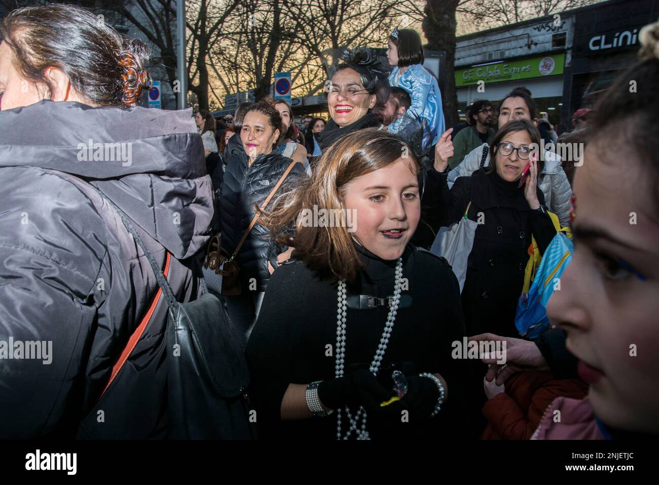 Il mercoledì delle Ceneri segna la fine del Carnevale con la tradizionale sepoltura della Sardina nel pomeriggio. La Confraternita allegra della sepoltura della Sardina ha esposto il pesce popolare. L'origine di questa curiosa tradizione potrebbe tornare al regno di Carlos III La tradizione popolare dice che una partita di pesce marcio arrivò in città, e che a causa del pustico che generò, il monarca ordinò che fosse sepolto sulle rive del fiume Manzanares. Anche se il luogo esatto non è conosciuto, la sepoltura ha avuto luogo vicino all'attuale Fuente de los Pajaritos nella Casa de campo. La sepoltura come è iniziato Foto Stock