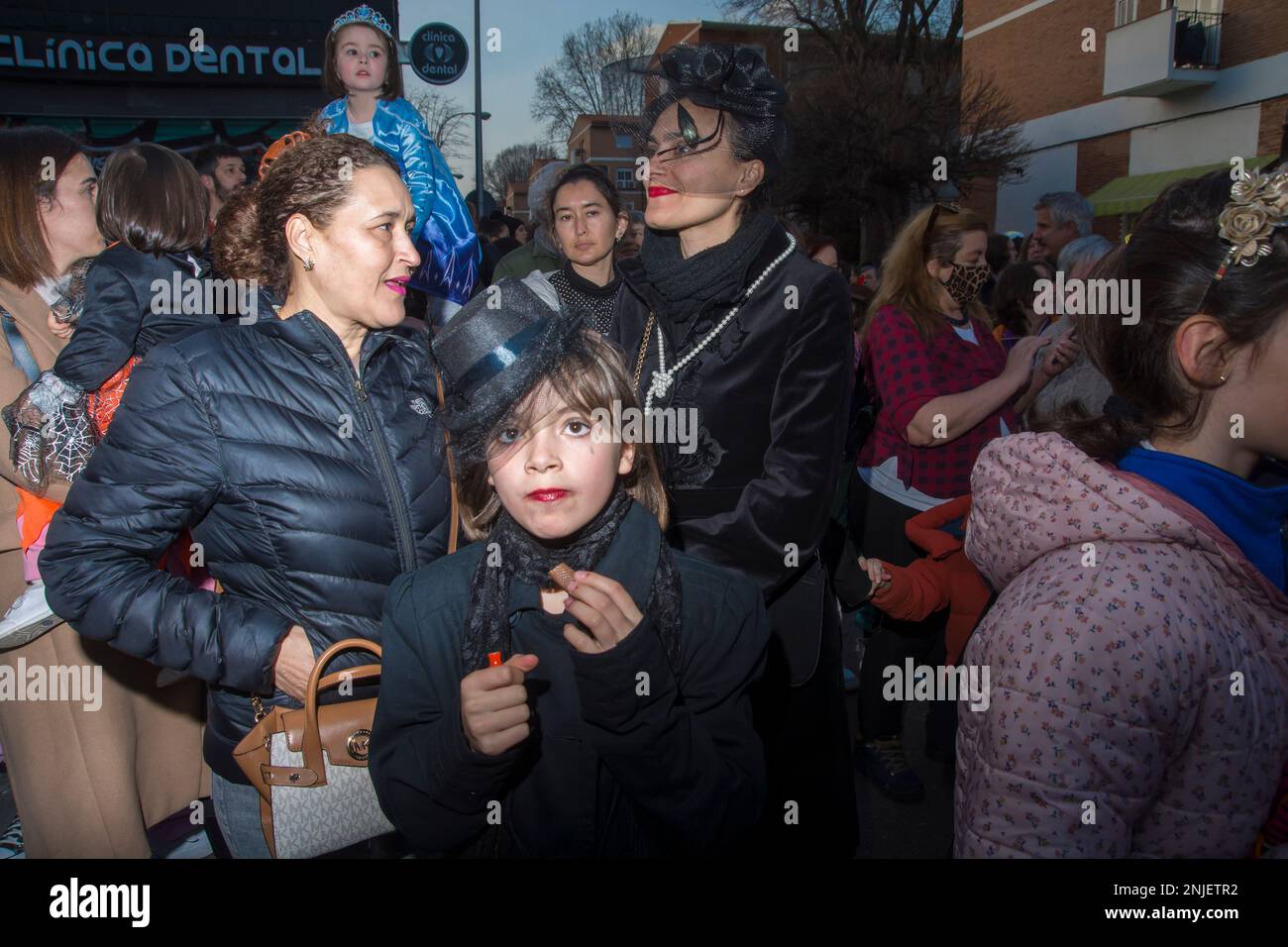 Il mercoledì delle Ceneri segna la fine del Carnevale con la tradizionale sepoltura della Sardina nel pomeriggio. La Confraternita allegra della sepoltura della Sardina ha esposto il pesce popolare. L'origine di questa curiosa tradizione potrebbe tornare al regno di Carlos III La tradizione popolare dice che una partita di pesce marcio arrivò in città, e che a causa del pustico che generò, il monarca ordinò che fosse sepolto sulle rive del fiume Manzanares. Anche se il luogo esatto non è conosciuto, la sepoltura ha avuto luogo vicino all'attuale Fuente de los Pajaritos nella Casa de campo. La sepoltura come è iniziato Foto Stock