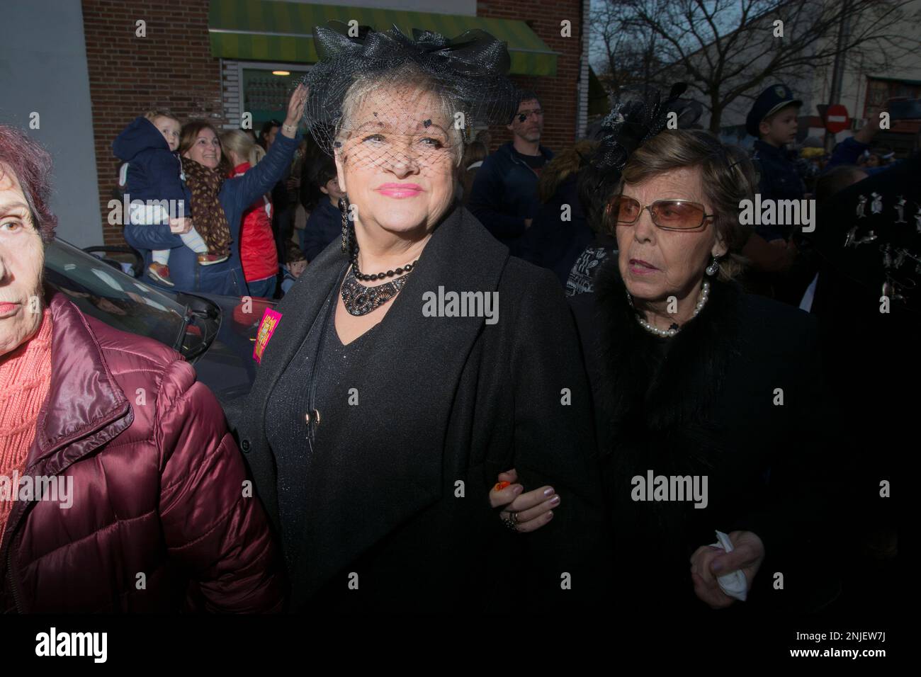 Il mercoledì delle Ceneri segna la fine del Carnevale con la tradizionale sepoltura della Sardina nel pomeriggio. La Confraternita allegra della sepoltura della Sardina ha esposto il pesce popolare. L'origine di questa curiosa tradizione potrebbe tornare al regno di Carlos III La tradizione popolare dice che una partita di pesce marcio arrivò in città, e che a causa del pustico che generò, il monarca ordinò che fosse sepolto sulle rive del fiume Manzanares. Anche se il luogo esatto non è conosciuto, la sepoltura ha avuto luogo vicino all'attuale Fuente de los Pajaritos nella Casa de campo. La sepoltura come è iniziato Foto Stock