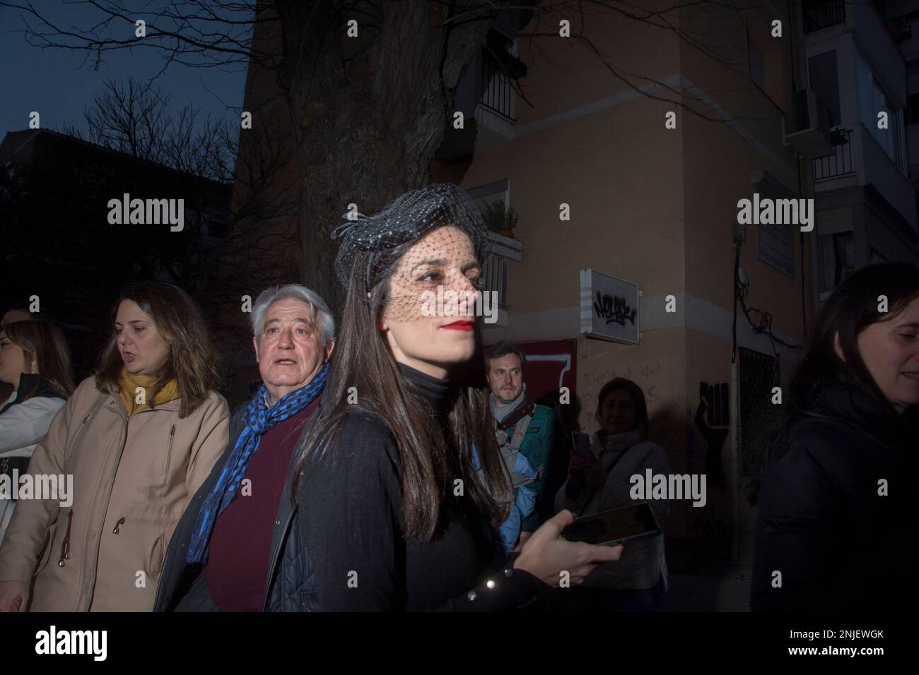 Il mercoledì delle Ceneri segna la fine del Carnevale con la tradizionale sepoltura della Sardina nel pomeriggio. La Confraternita allegra della sepoltura della Sardina ha esposto il pesce popolare. L'origine di questa curiosa tradizione potrebbe tornare al regno di Carlos III La tradizione popolare dice che una partita di pesce marcio arrivò in città, e che a causa del pustico che generò, il monarca ordinò che fosse sepolto sulle rive del fiume Manzanares. Anche se il luogo esatto non è conosciuto, la sepoltura ha avuto luogo vicino all'attuale Fuente de los Pajaritos nella Casa de campo. La sepoltura come è iniziato Foto Stock